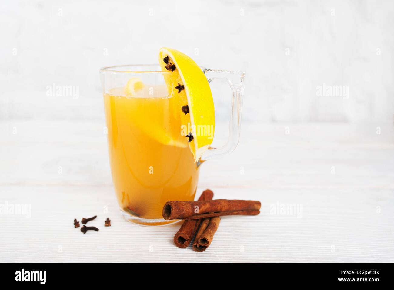 Ein Glas heißen Orangencocktail, freier Platz Stockfoto