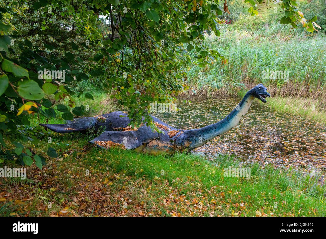 Schottland, Großbritannien - 7. 2021. Oktober: Eine Skulptur des berühmten Monsters von Loch Ness im Dorf Drumnadrochit in den schottischen Highlands. Die Villa Stockfoto