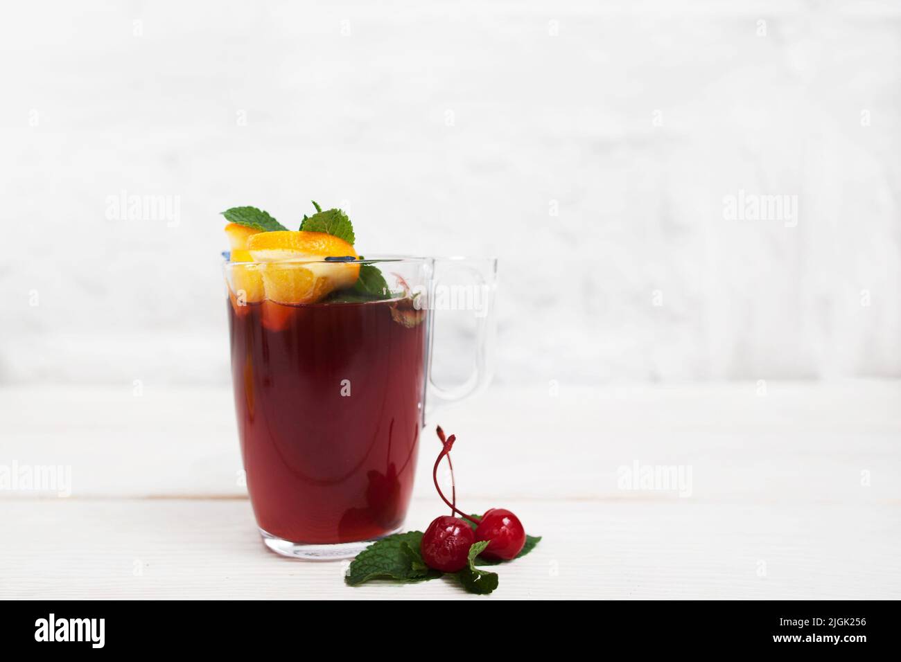 Glas leckeren Punsch mit Kirsche, freier Platz Stockfoto