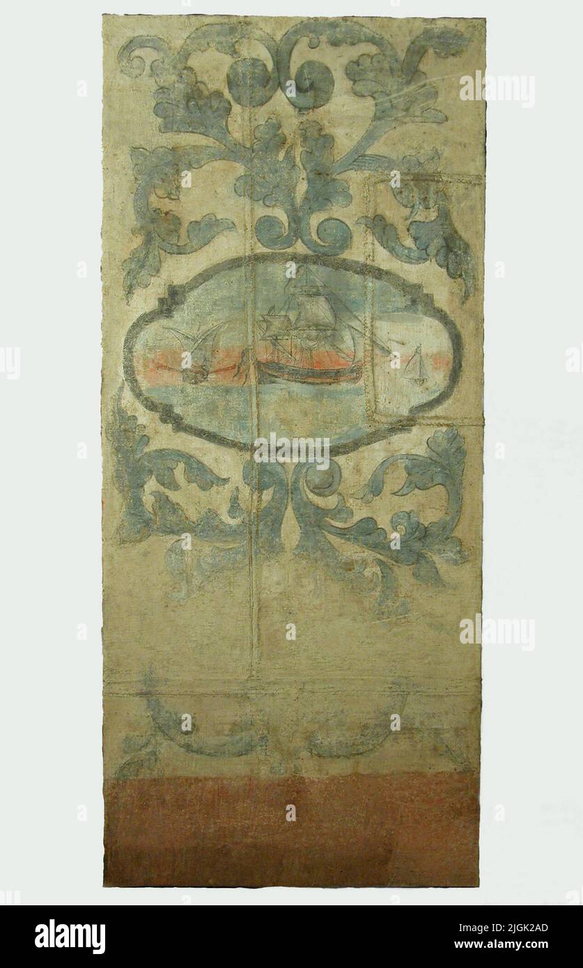 Väggmålning Wandbild, Tempera auf Webart (unbekannter Künstler). Acantus schüttelt in hellgrauem Blau mit schwarzen Konturen, gegen grauen Boden. In der Mitte ein ovales Medaillon mit Meeresmotiv: Drei Schiffe gegen einen roten Himmel, unten ein breiter Backsteinroter Rand. Das Gemälde wurde auf neue Webart geklebt und auf Keilrahmen gestreckt. Von der 'Bobergska Farm' kV Stuart 6-7, Karlskrona.das Geschenk der HSB Karlskrona, Dezember 1956. Restauriert von Sven Wahlgren, Jönköping.se auch BLM 20975. Stockfoto