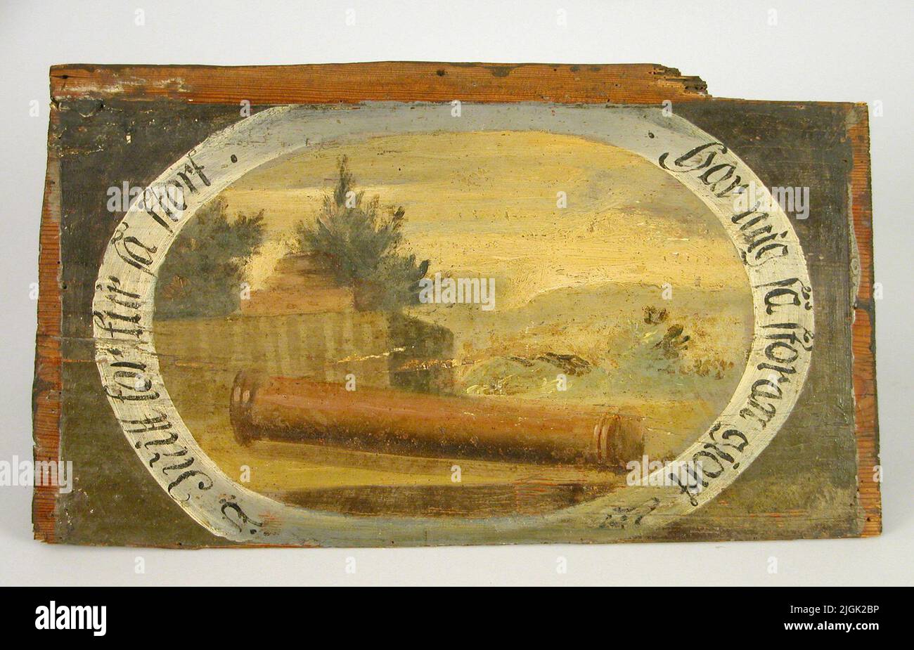 Väggmålning Ölgemälde auf Holz (einer von sieben). Die Säulen der Säulen in oval mit dem Text: In der Mitte der Kiefer, haben so groß mich. 510 x 320 mm (ohne Rahmen). Zum Abbruch des kV-betriebs „Fehrs Farm“ hinzugefügt. Kanonen 5, V. Prinsgatan 35, 1948. Sitzen Sie unter dem Dach in einem der Räume. Weitere Bilder /insgesamt 33) Siehe Fotoarchiv: Karlskrona, kv. Die Kanone. Stockfoto