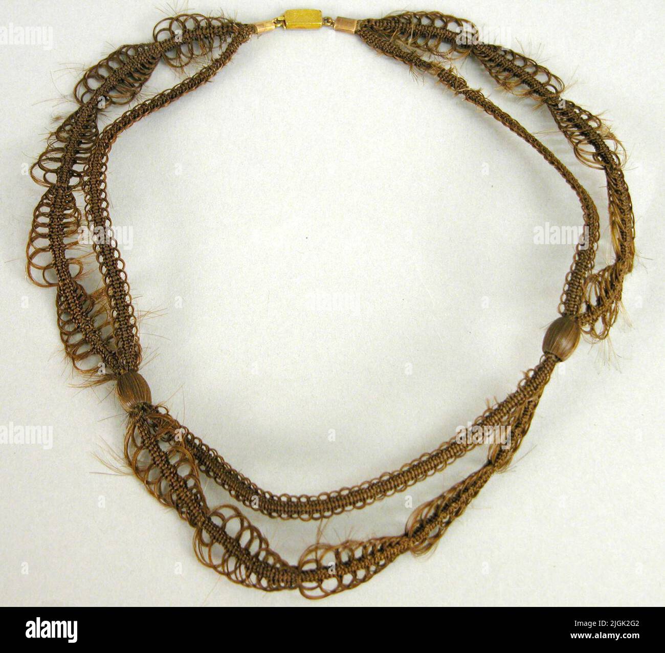 Halsband Halskette aus braunem Haar. Zweireihig, eine Reihe krzer als die  andere in S-Bgen. Die Reihen verkleiden sich mit zwei haarverkleideten  Kugeln. Rechteckiges Schloss in l alternativ J L. eingraviert 19.  Jahrhundert