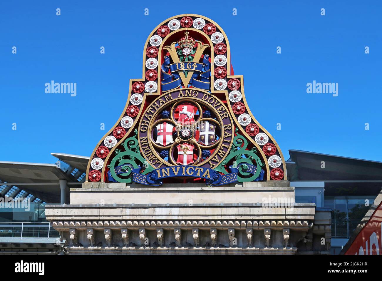 Blackfriars Station, London, Großbritannien. Original viktorianisches Wappen der London, Dover und Chatham Railway - 1864. Kürzlich renoviert. Neuer Bahnhof im Hintergrund. Stockfoto