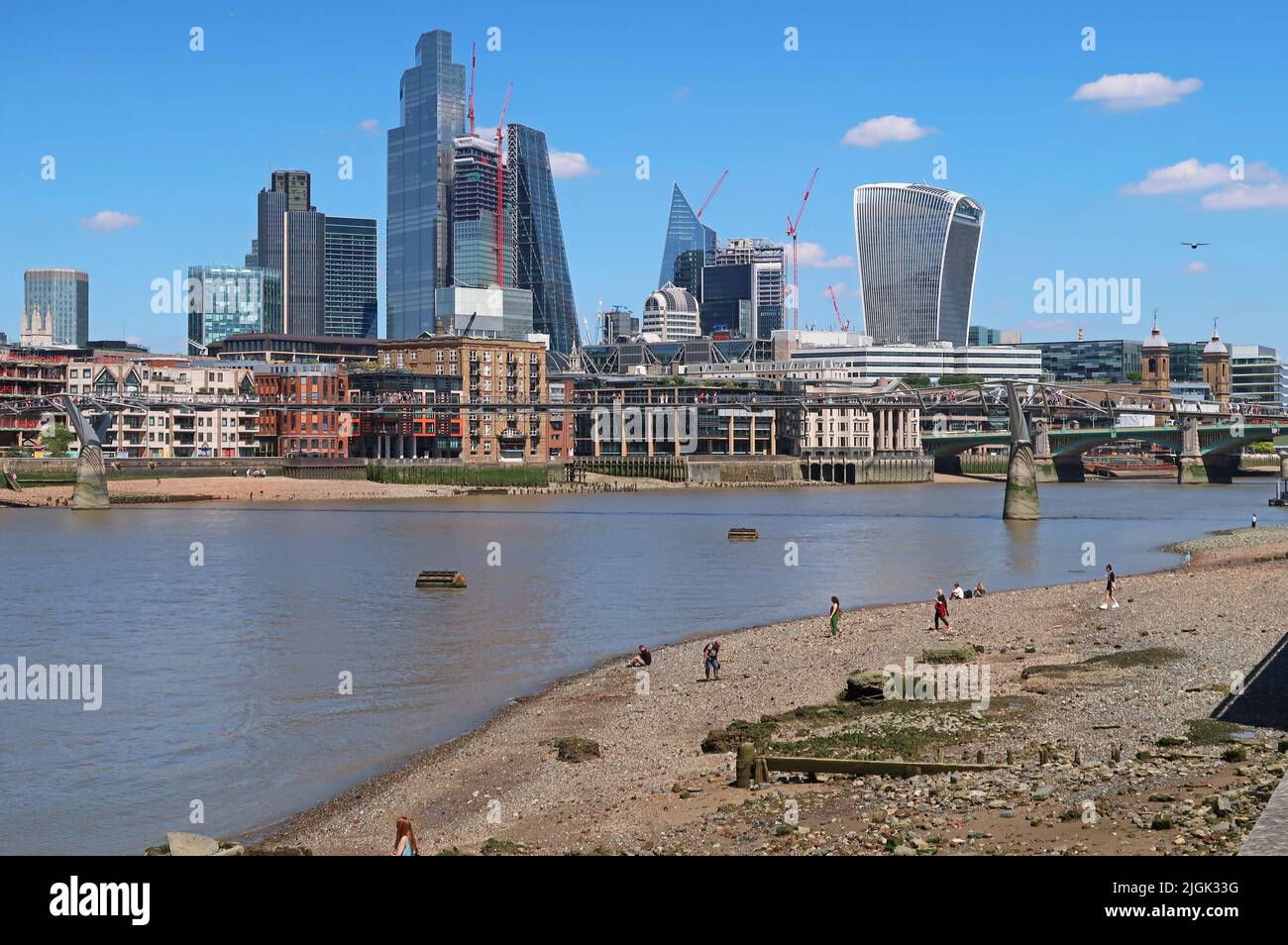 Skyline der City of London - Juli 2022. Bei Ebbe vom Südufer der Themse aus gesehen. Stockfoto