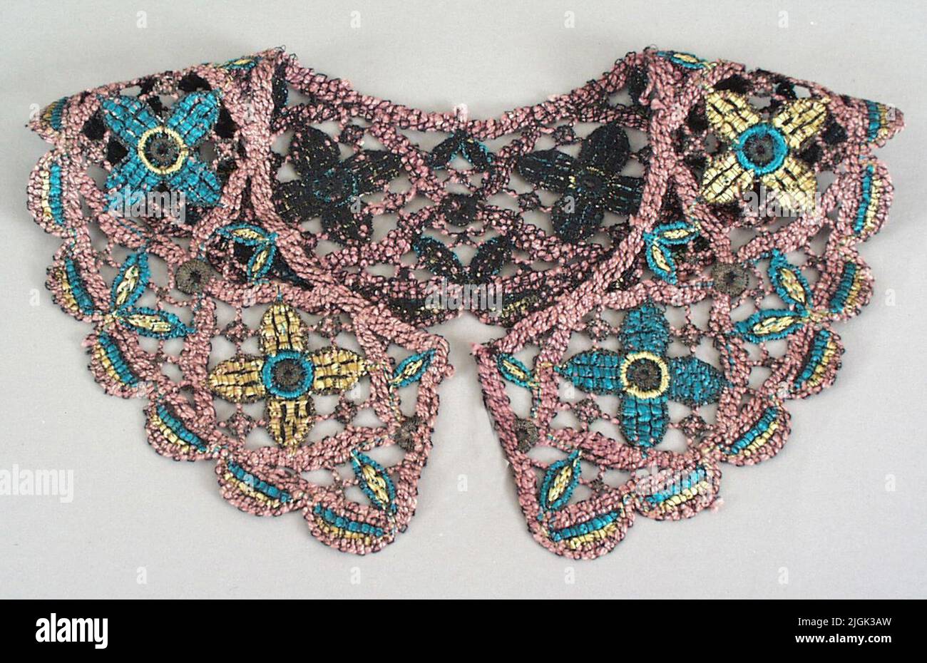 Krage Collar, schwarzer Rahmen. Rosafarbener Boden mit 4-schüssigen Blüten in gelb und grün-blau. Abgerundete Kante. Stockfoto