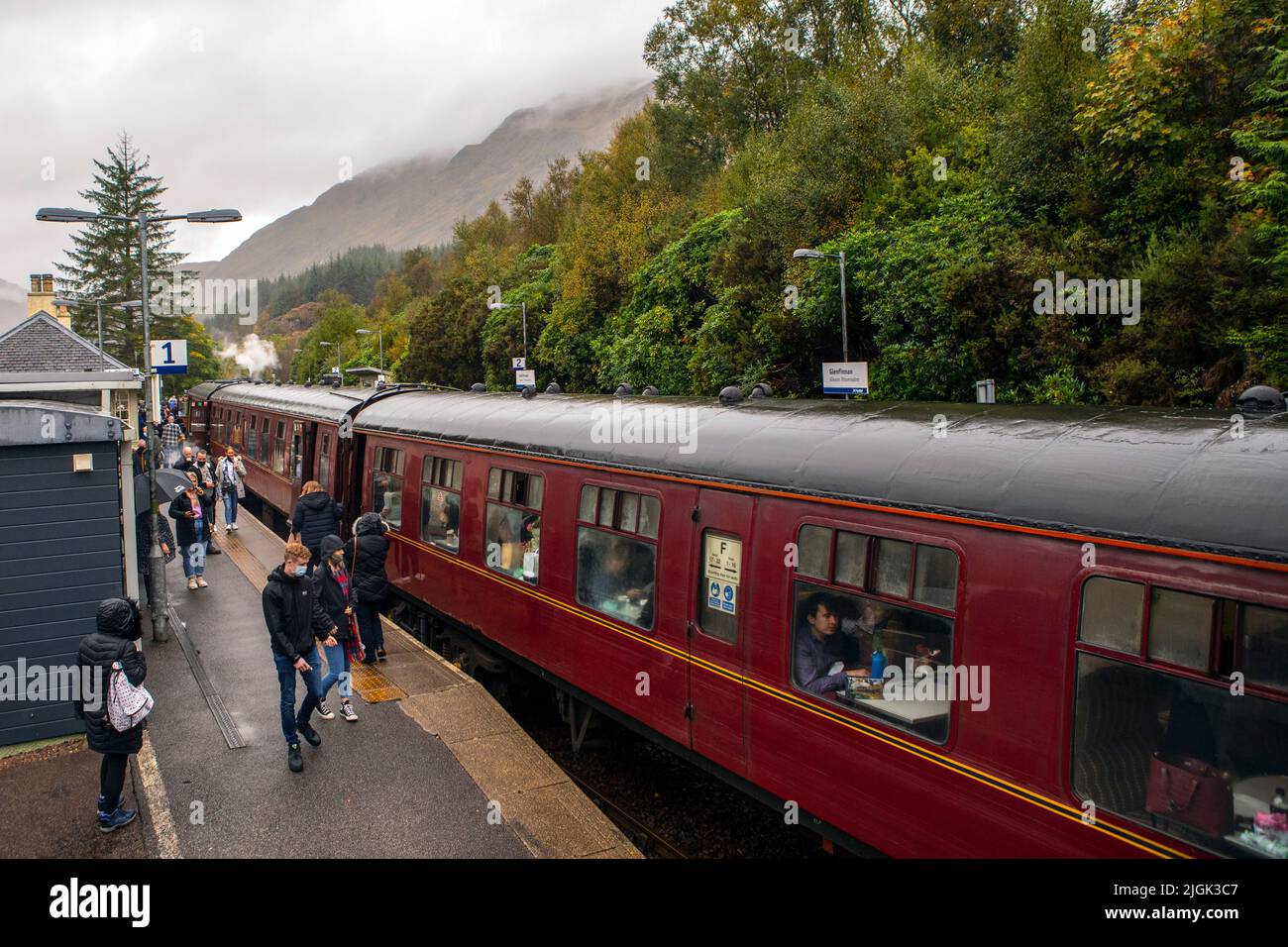 Glenfinnan, Schottland - Oktober 9. 2021: Der berühmte Jacobite Express Zug am Glenfinnan Bahnhof in den Highlands of Scotland, UK. Stockfoto