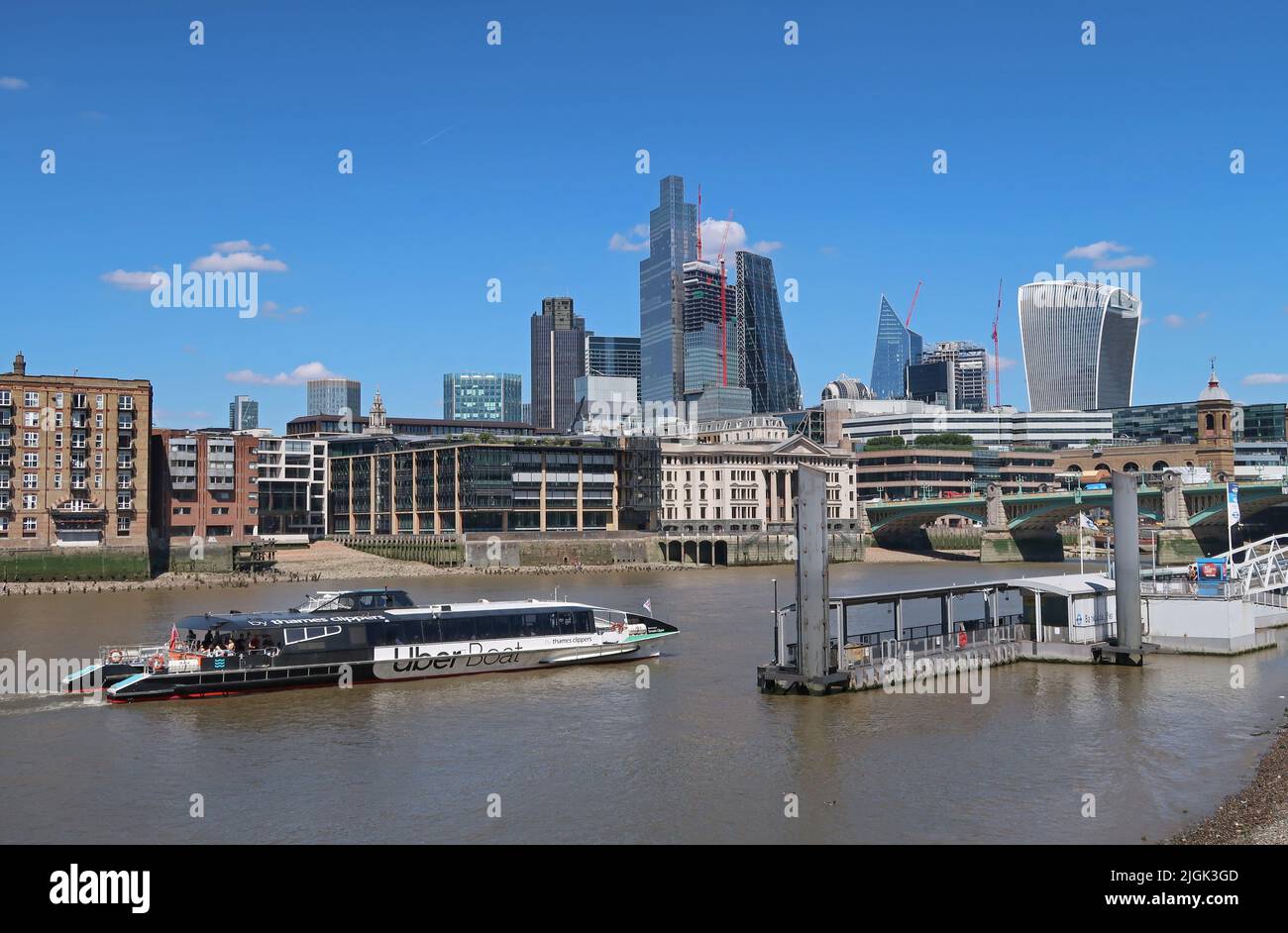 Ein Uber-Flussboot kommt am Bankside Pier am Südufer der Themse an. Skyline von London. Stockfoto