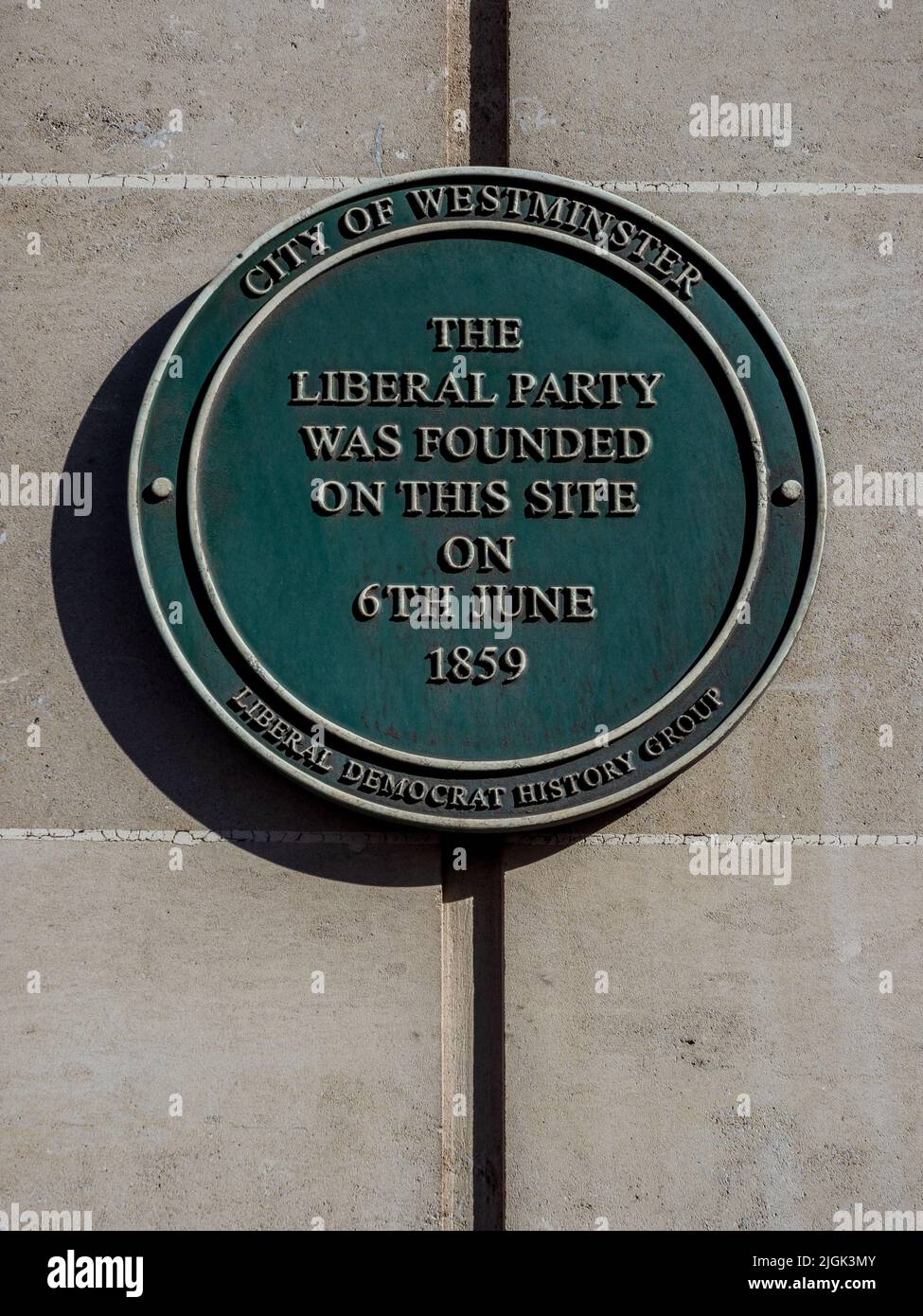 Die Liberale Partei wurde am 6. Juni 1859 im Almack's Club gegründet. Gedenkplakette von City of Westminster & Liberal Democrat History Group Stockfoto