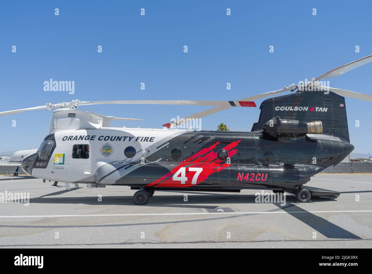 Orange County Fire Authority Boeing CH-47D Chinook Hubschrauber mit Registrierung N42CU gezeigt am Chino Airport in Chino, Kalifornien. Stockfoto