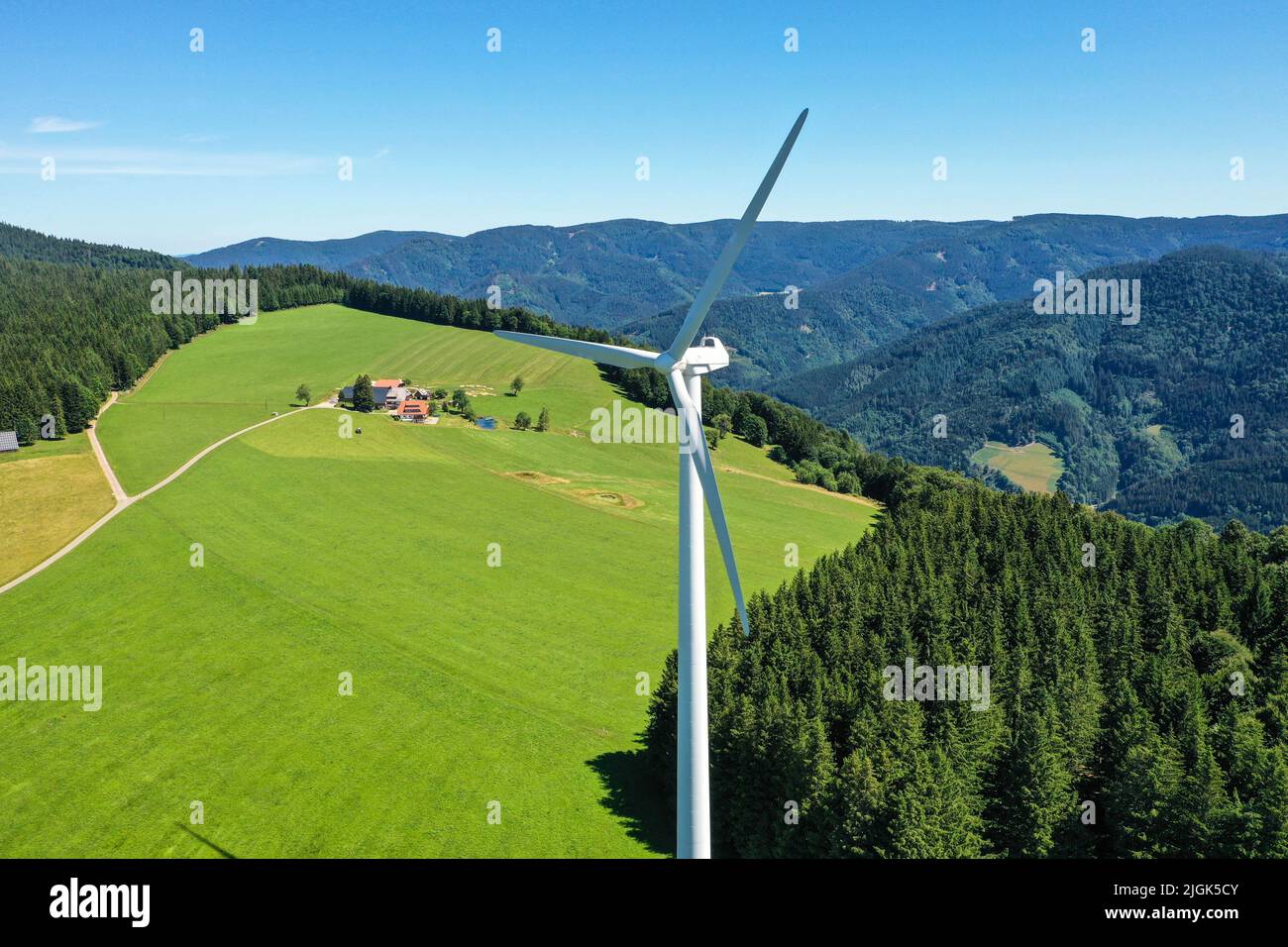 Luftaufnahme des Windparks in der hellen grünen Wiese und Tannen. St. Peter, Schwarzwald, Deutschland. Konzept für regenerative Energie. Stockfoto