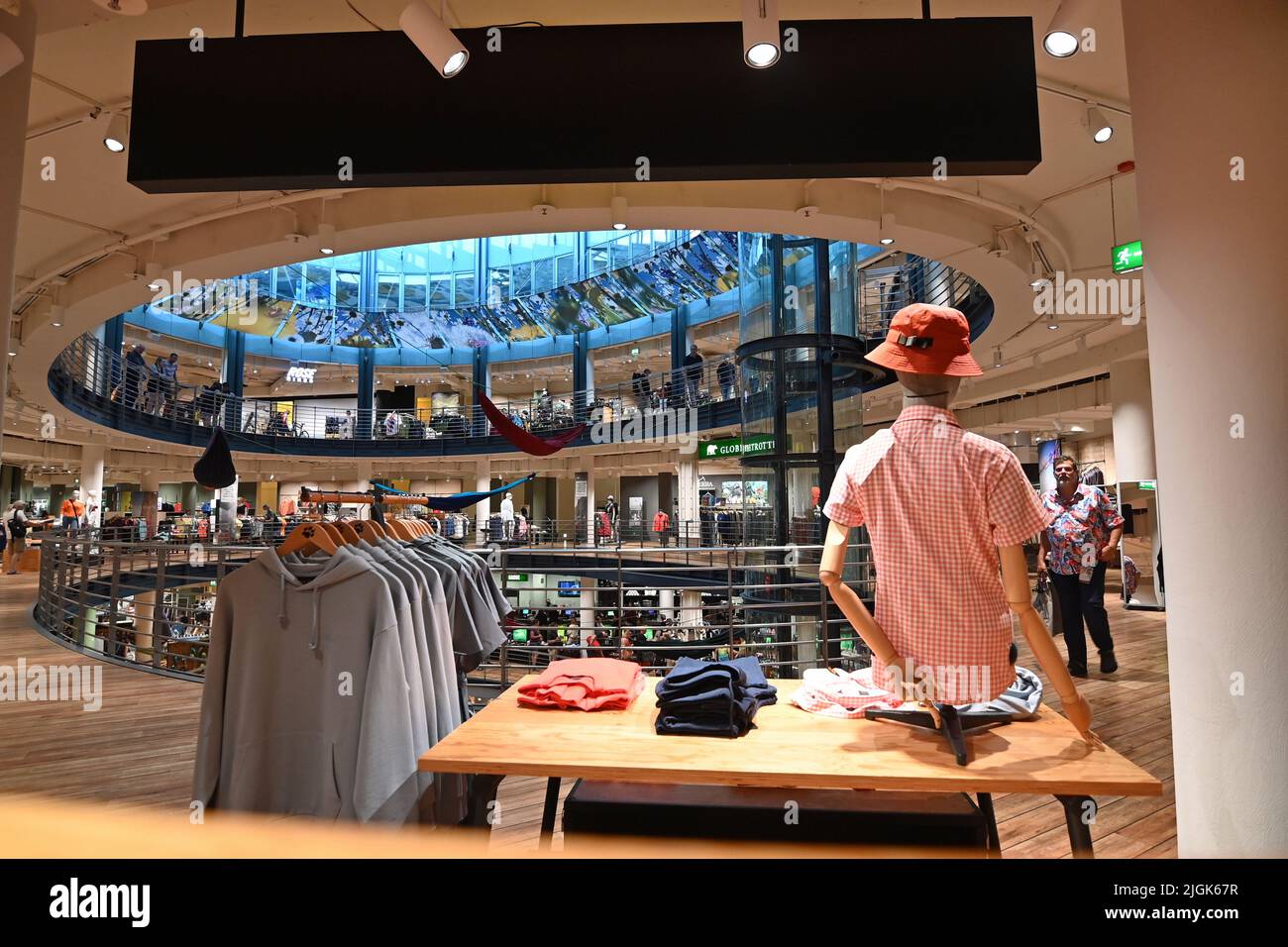 Trendiges Kaufhaus für Outdoor-Bekleidung in Köln Stockfoto