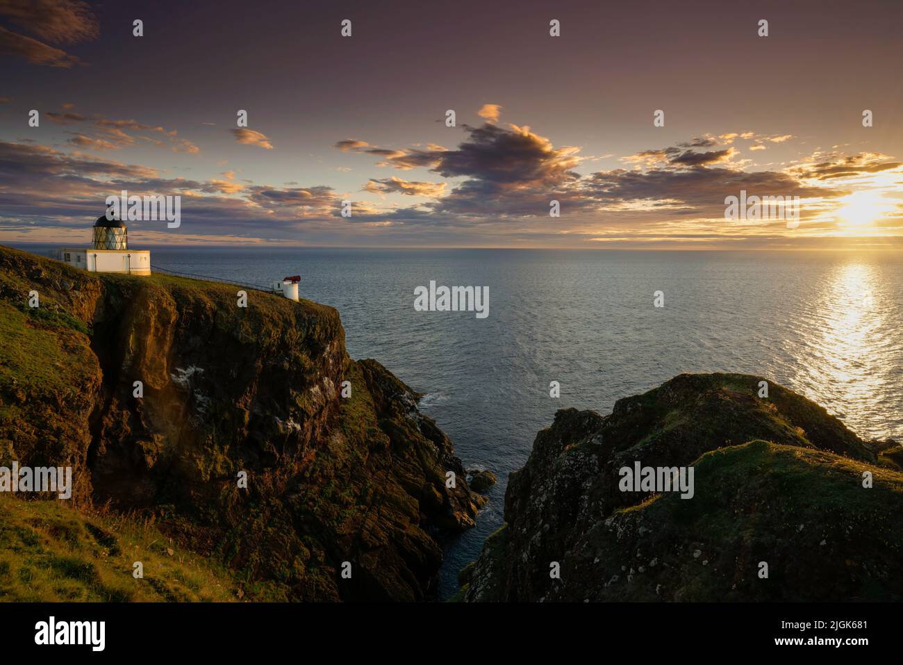 St Abbs Leuchtturm bei Sonnenaufgang mit goldenem Stundenlicht. Gelegen in Berwickshire, Scottish Borders, Schottland. Stockfoto