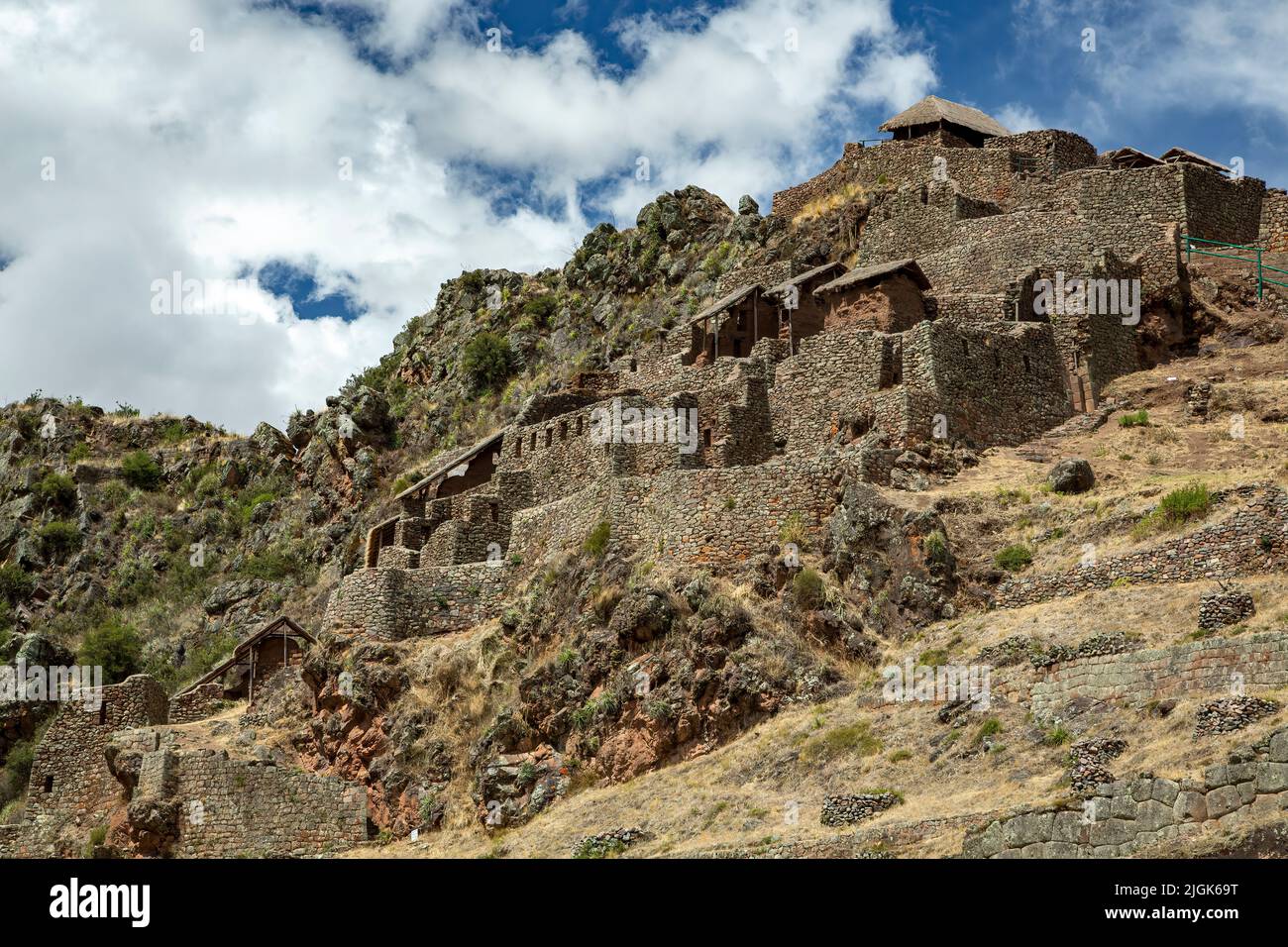 Gebäude auf Klippe, Pisac Inka Ruinen, Pisac, Cusco, Peru Stockfoto