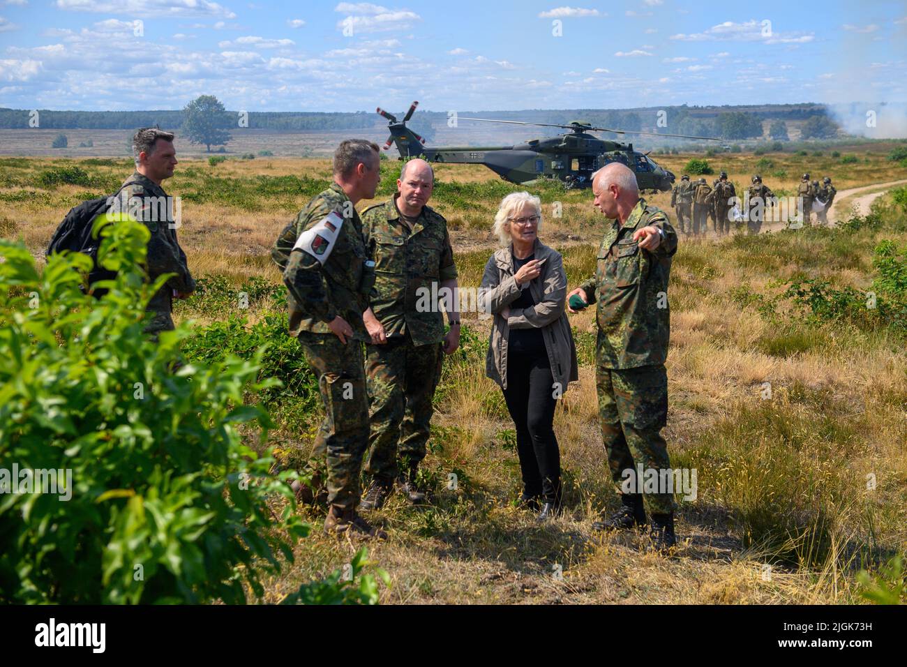 11. Juli 2022, Sachsen-Anhalt, Gardelegen/OT Letzlingen: Oberstleutnant Rene Braun (2vl-r) des Heereskampfausbildungszentrums, Generalmajor Ruprecht von Butlar, Kommandeur der Panzerdivision 10., Bundesverteidigungsministerin Christine Lambrecht (SPD) und Oberst Michael Knoke, Leiter des Combat Training Center Sprechen Sie am Rande einer Übung im Army Combat Training Center miteinander. In der Ausbildungsstätte bei Gardelegen bekam der Minister eine Vorstellung davon, wie Soldaten auf ihren Einsatz vorbereitet sind. Dort trainieren derzeit rund 700 Männer und Frauen für ihren Einsatz in Stockfoto