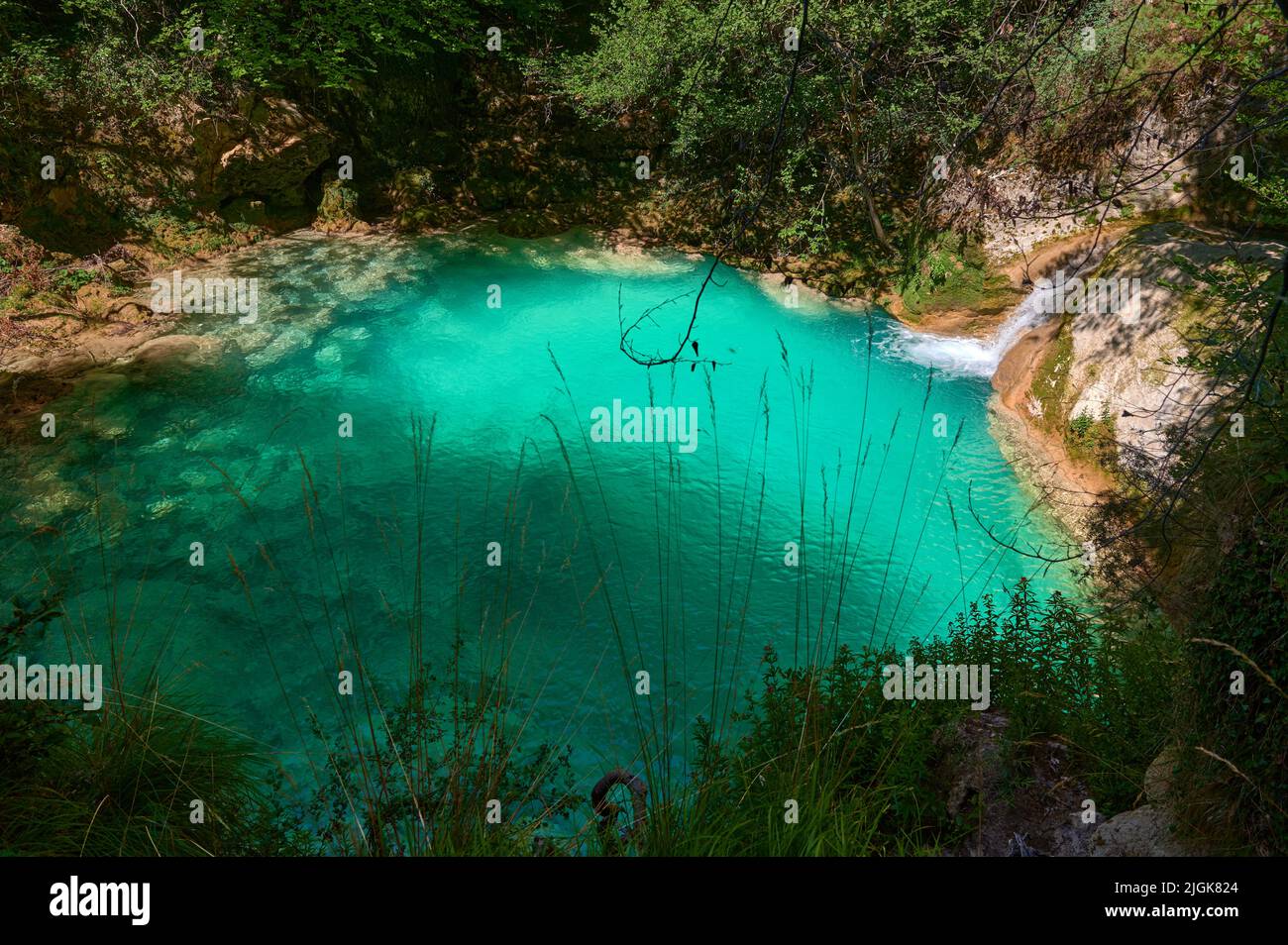 Türkisfarbenes Wasser im Fluss Urederra, Baquedano, Navarra, Spanien, Europa Stockfoto