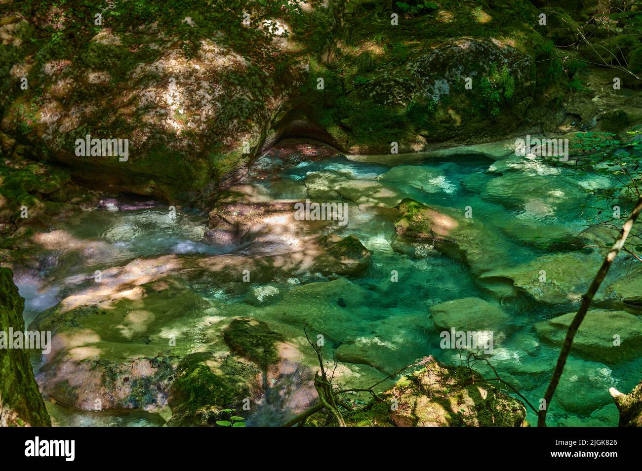 Türkisfarbenes Wasser im Fluss Urederra, Baquedano, Navarra, Spanien, Europa Stockfoto