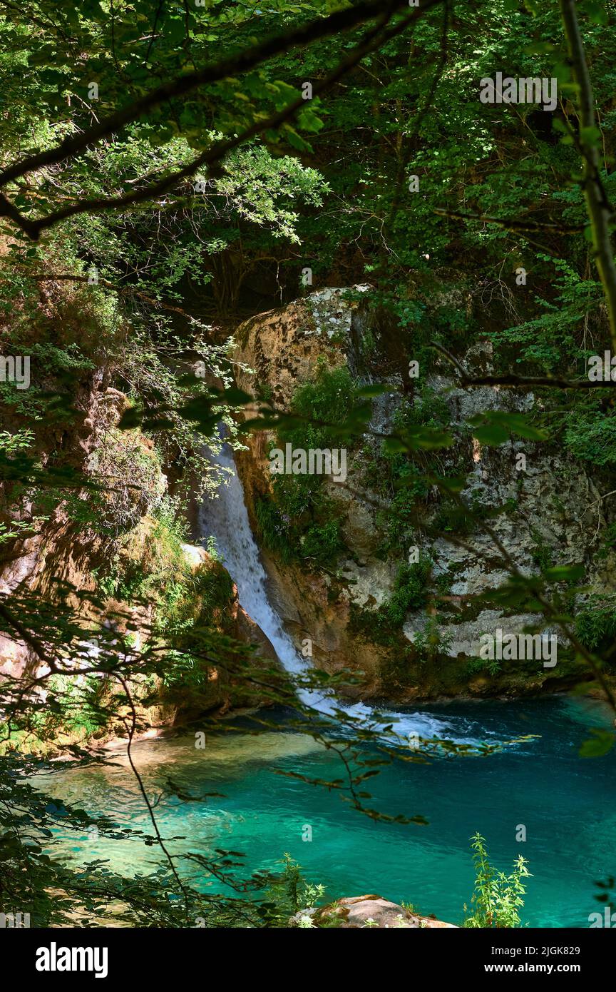 Türkisfarbenes Wasser im Fluss Urederra, Baquedano, Navarra, Spanien, Europa Stockfoto