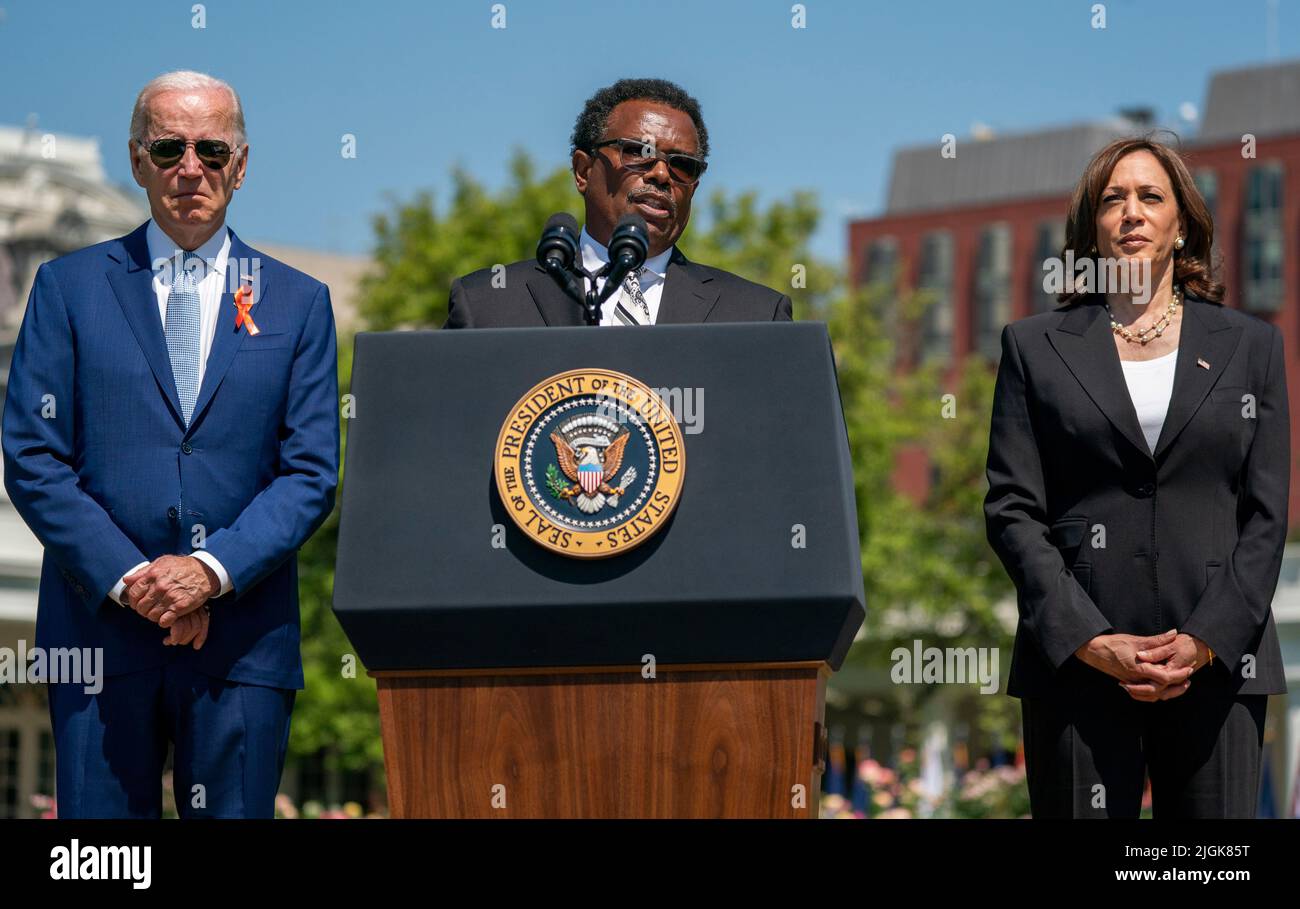 US-Präsident Joe Biden und Vizepräsidentin Kamala Harris betrachten ...