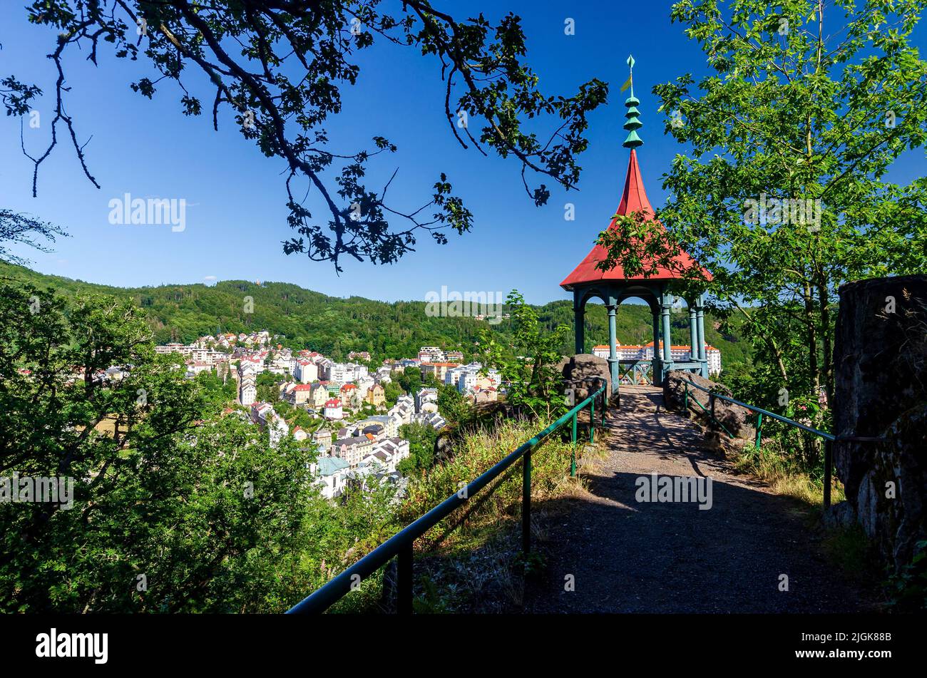 Gloriette in der Nähe des Hirschsprungs Aussichtspunkt mit einem hervorragenden Blick über Karlsbad in der Region Karlovy Vary der Tschechischen Republik Stockfoto