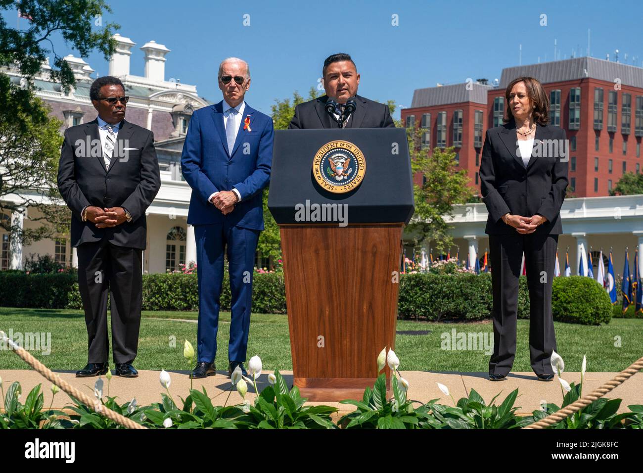 US-Präsident Joe Biden, Vizepräsidentin Kamala Harris und Garnell Whitfield, Jr. (L), Sohn des ältesten Buffalo-Massakers Ruth Whitfield, sehen sich als Uvalde, Der texanische Kinderarzt Dr. Roy Guerrero (2-R) hält eine Rede während einer Veranstaltung, bei der die Verabschiedung des überparteilichen Gesetzes über sichere Gemeinschaften auf dem South Lawn des Weißen Hauses in Washington, DC, USA, 11. Juli 2022 gefeiert wird. Stockfoto