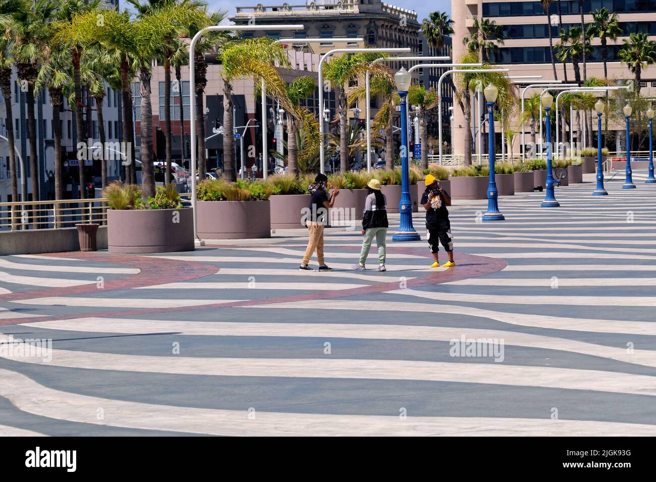 LONG BEACH, KALIFORNIEN - 21. April 2022: Long Beach ist bekannt für seine Attraktionen am Wasser, darunter die Queen Mary. Es werden mehrere Sportarten angeboten Stockfoto