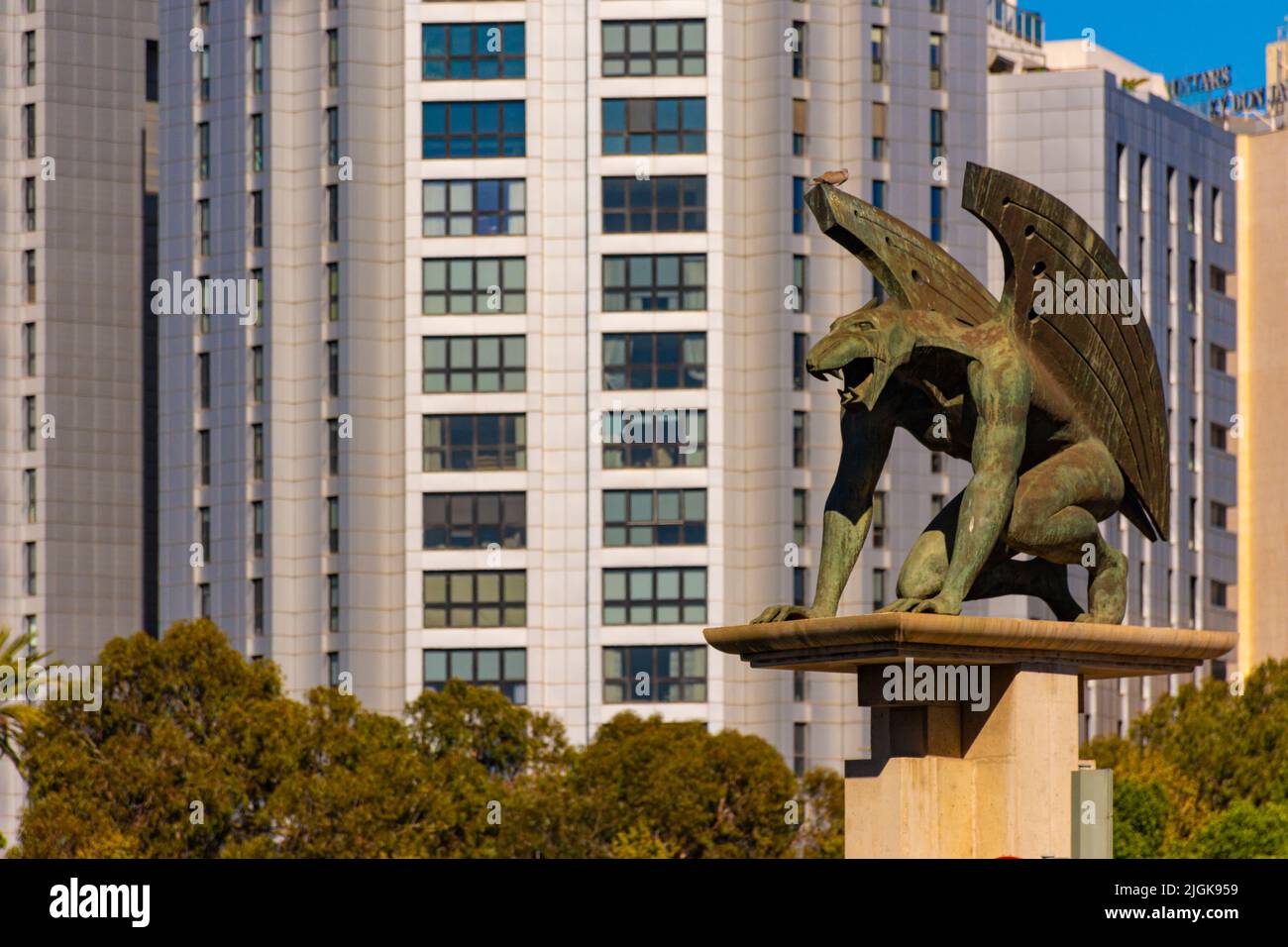 Valencia, Spanien. 3. April 2022 - der Wächter, oder Gargoyle, der Pont del Regne, oder Königsbrücke, in valencianischer Sprache, durch den Bildhauer Joan Mart Stockfoto