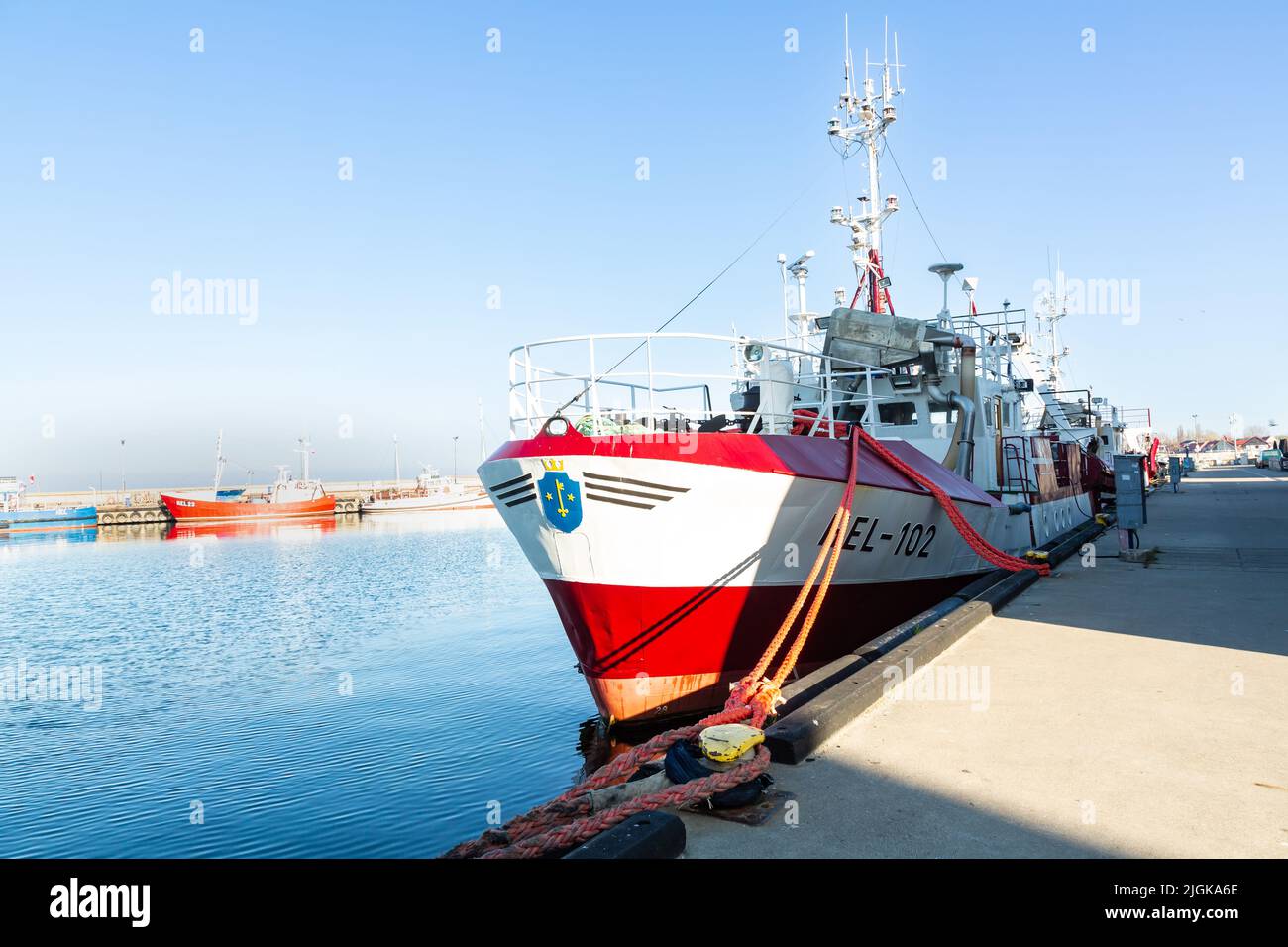02. Mai 2022: Rot-weißes Fischerboot mit Wappen von Hel auf dem Boot, im Hafen vertäut. Hel, Hel-Halbinsel, Ostsee, Pommern, Polen Stockfoto