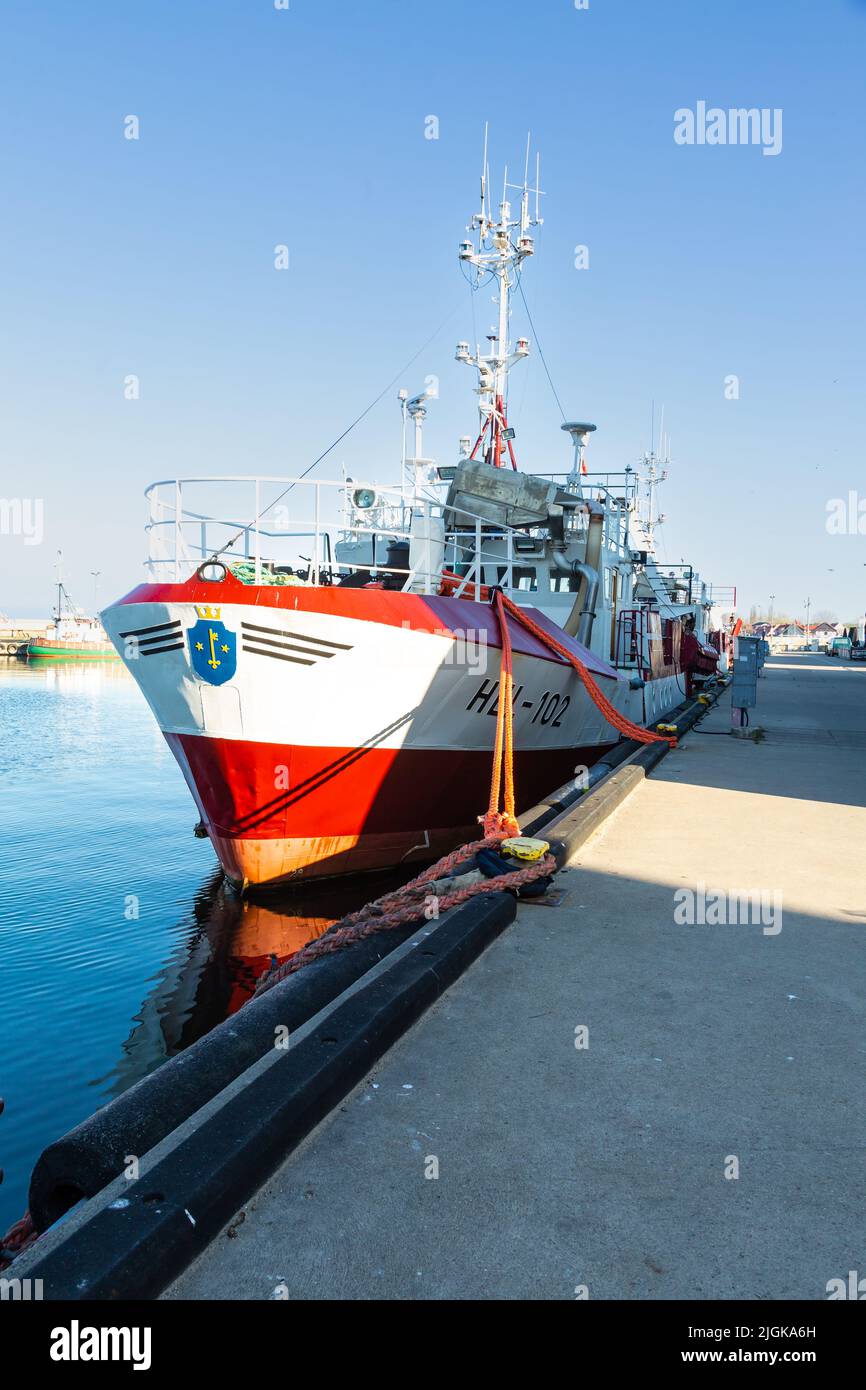 02. Mai 2022: Rot-weißes Fischerboot mit Wappen von Hel auf dem Boot, im Hafen vertäut. Hel, Hel-Halbinsel, Ostsee, Pommern, Polen Stockfoto