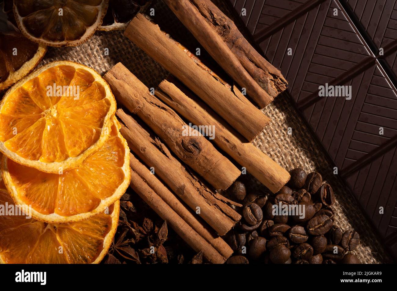 Orange, Zimt, Sternanise, Kaffeebohnen und dunkle Schokolade aus nächster Nähe Stockfoto