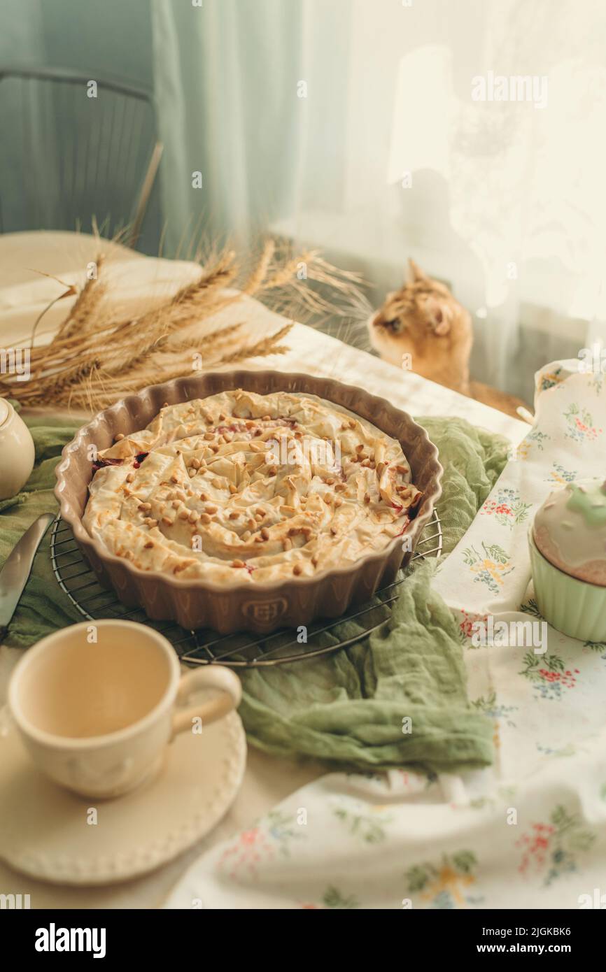 Hausgemachter Kuchen in der Küche, rustikaler Stil, hausgemachtes Gebäck, Bäckerei Stockfoto