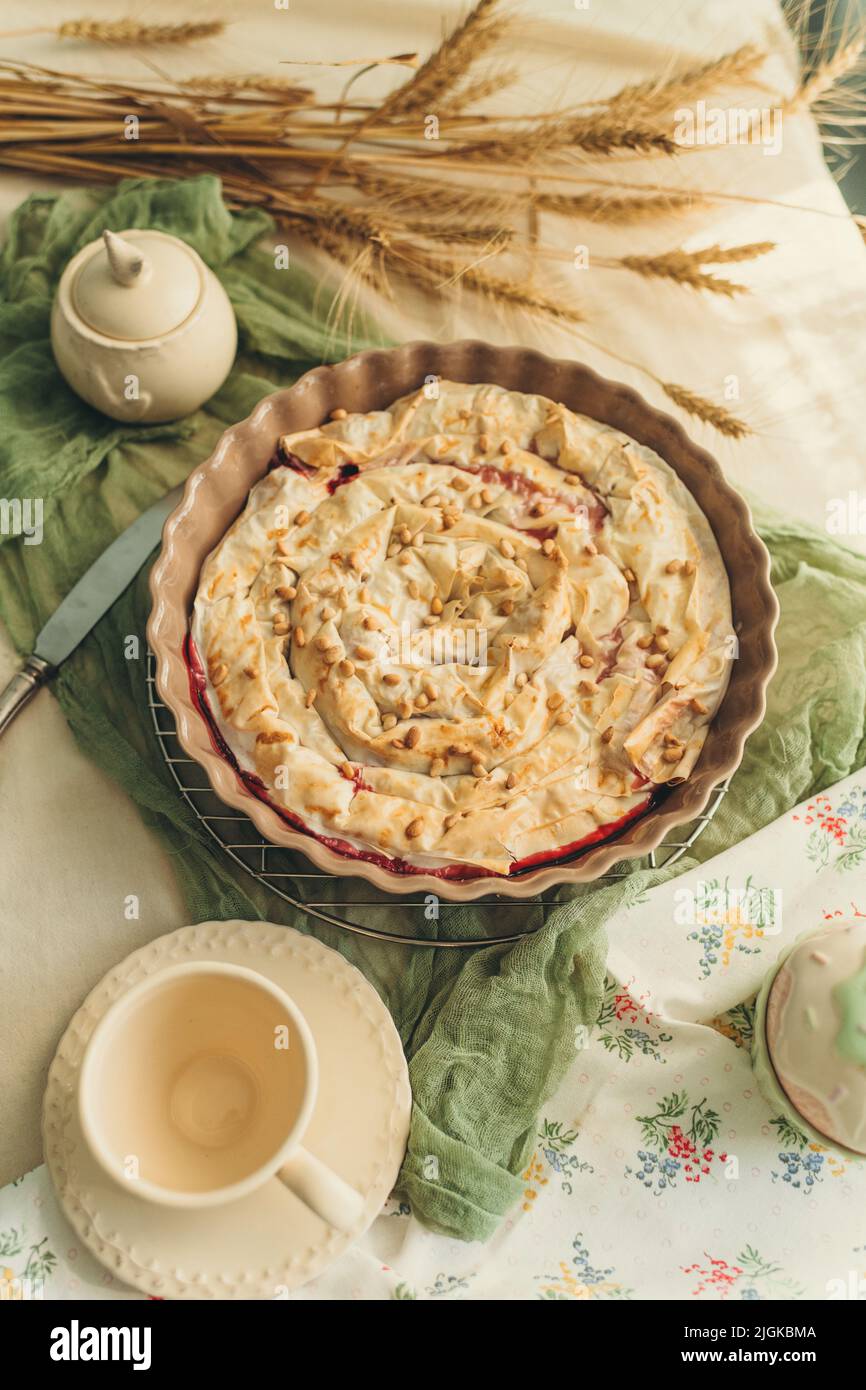 Hausgemachter Kuchen in der Küche, rustikaler Stil, hausgemachtes Gebäck, Bäckerei Stockfoto