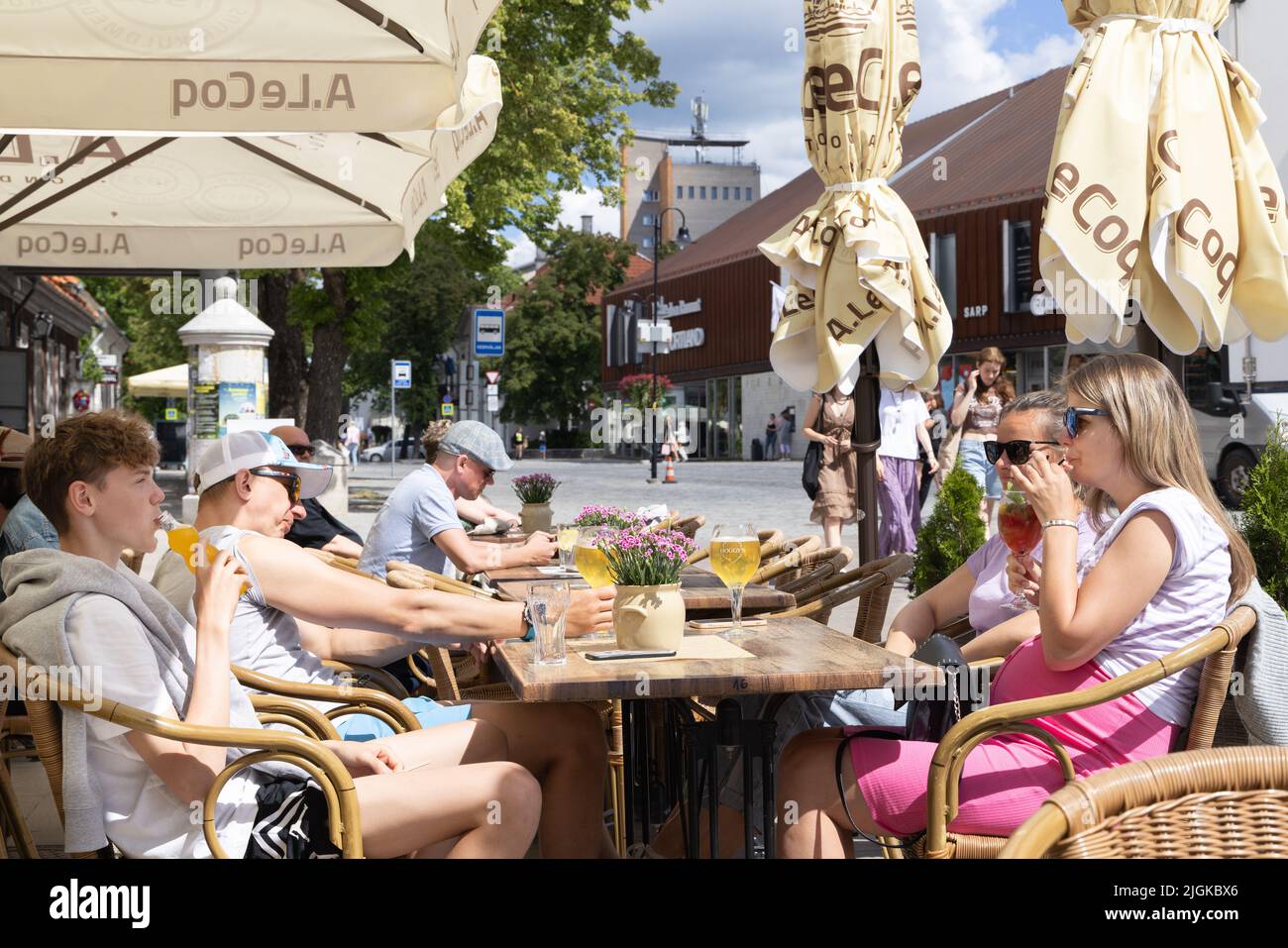 Estonia Bar; eine Touristenfamilie, die an einem Sommertag draußen an einer Straßenbar trinkt, Kuressaare, Saaremaa, Estland Europa Stockfoto