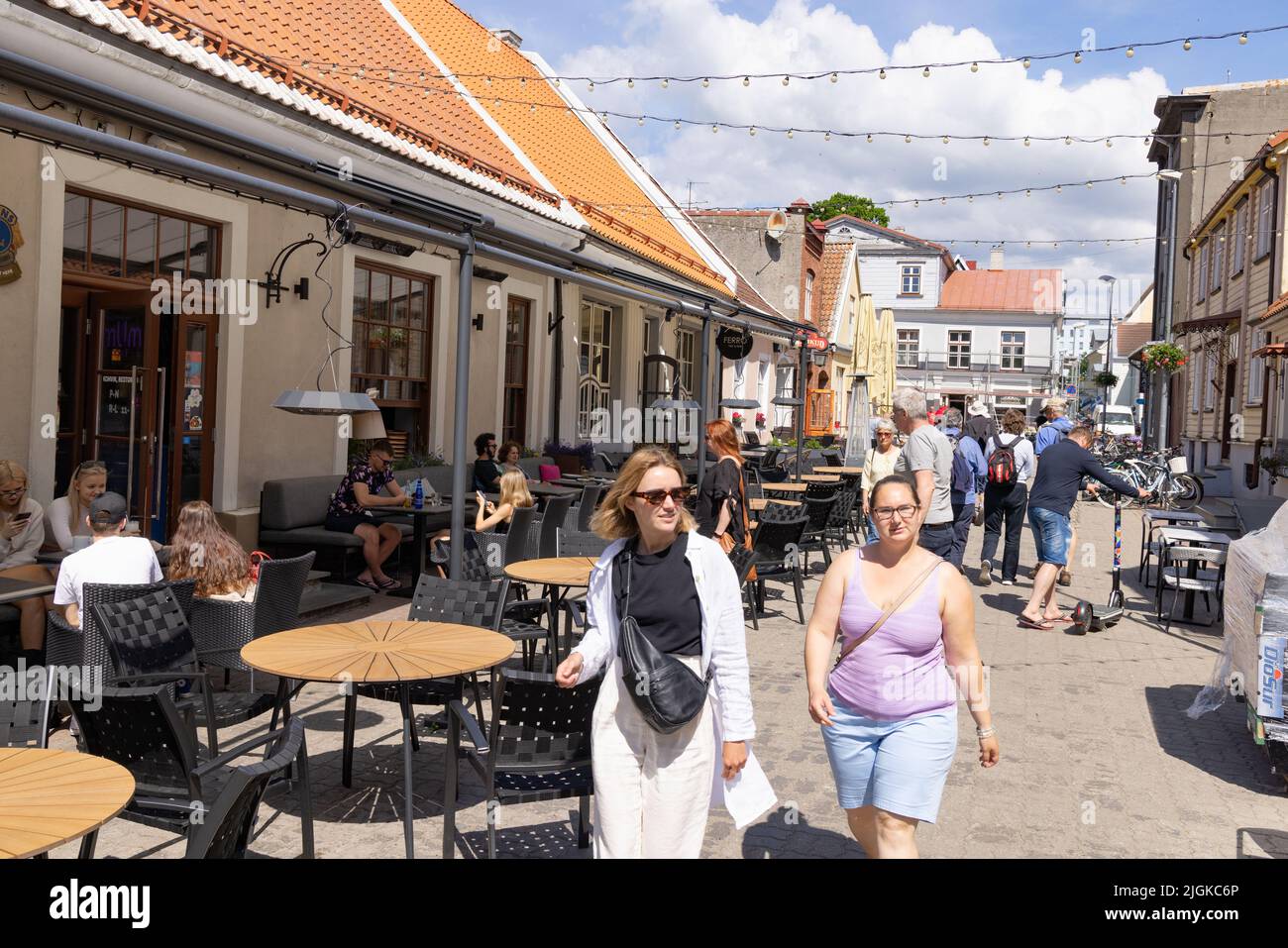 Parnu Straßenszene mit Menschen - Touristen und Cafés an einem sonnigen Tag im Sommer, Parnu Estland Europa Stockfoto