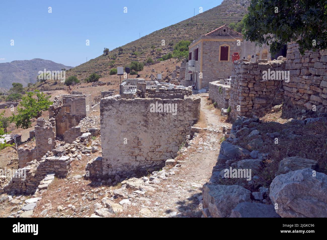 Die Bar im verlassenen Dorf Micro Chorio, Insel Tilos, Dodekanes. In Der Nähe Von Rhodos. Mai 2022. Feder. Stockfoto