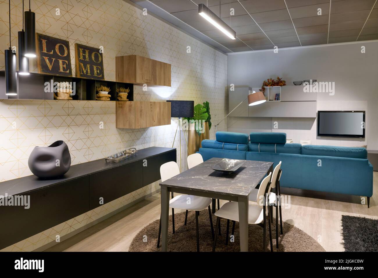 Interieur des modernen Wohnzimmers mit stilvollen Möbeln und Essbereich in der neuen Wohnung Stockfoto