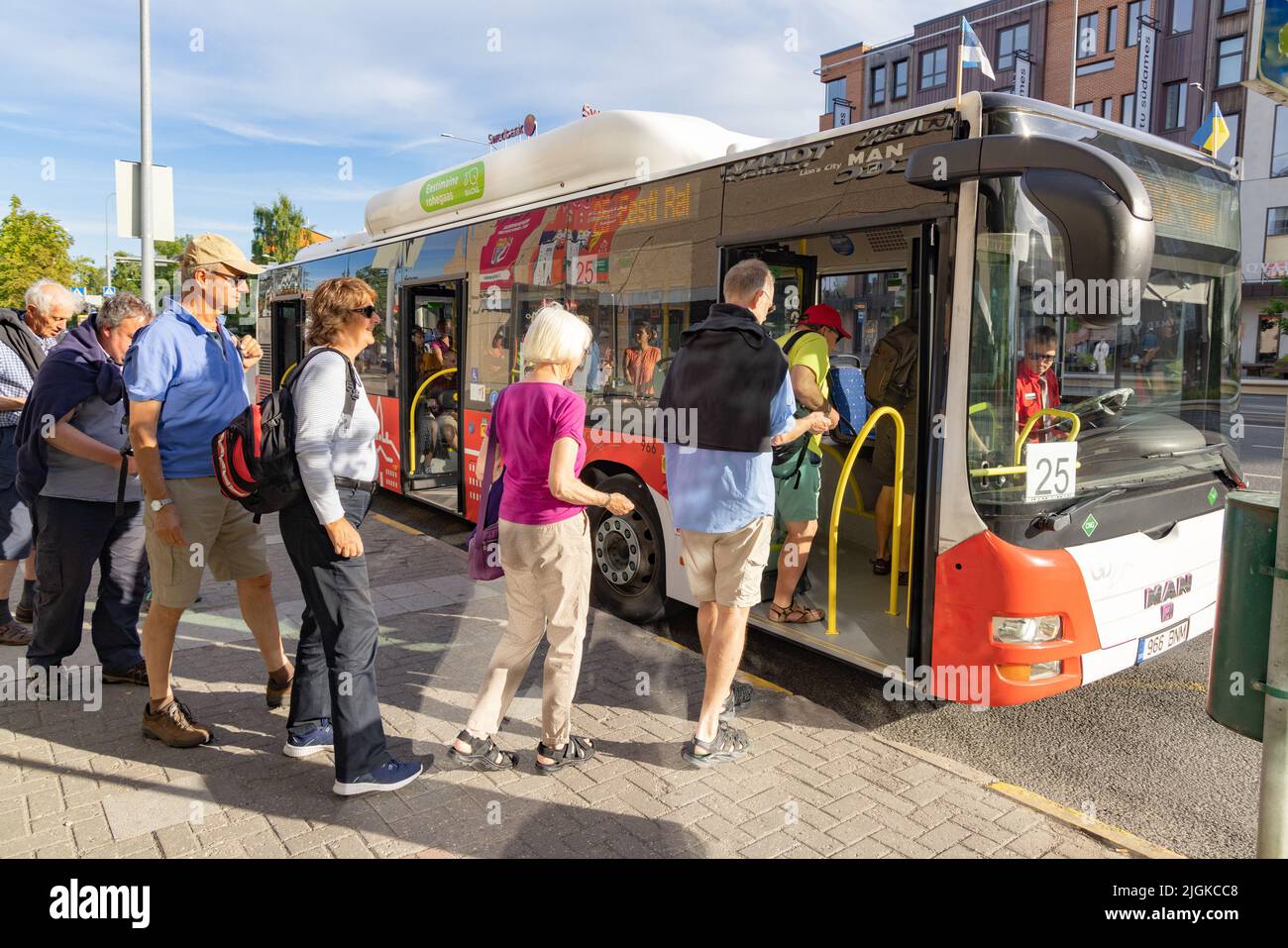 Estonia Bus; Leute, die an einer Bushaltestelle im Zentrum von Tartu in einen Bus steigen, um zu den Sommerfeiern zu gehen; öffentliche Verkehrsmittel in Tartu, Estland Europa Stockfoto