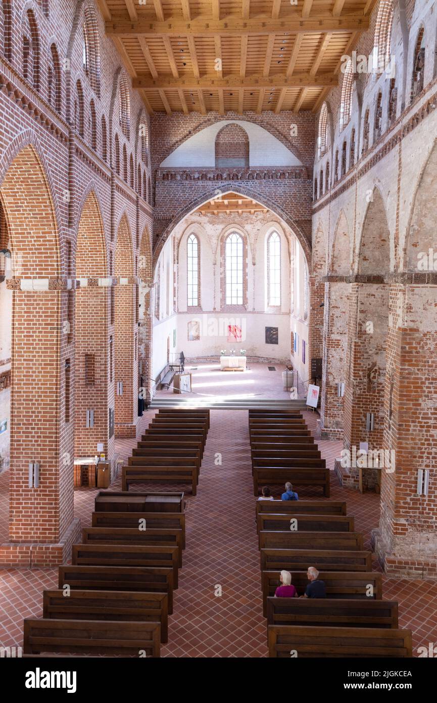 Personen, die im Kirchenschiff sitzen, Innenraum der Kirche St. Johns im gotischen Stil des 14.. Jahrhunderts, Tartu Estland Europa Stockfoto