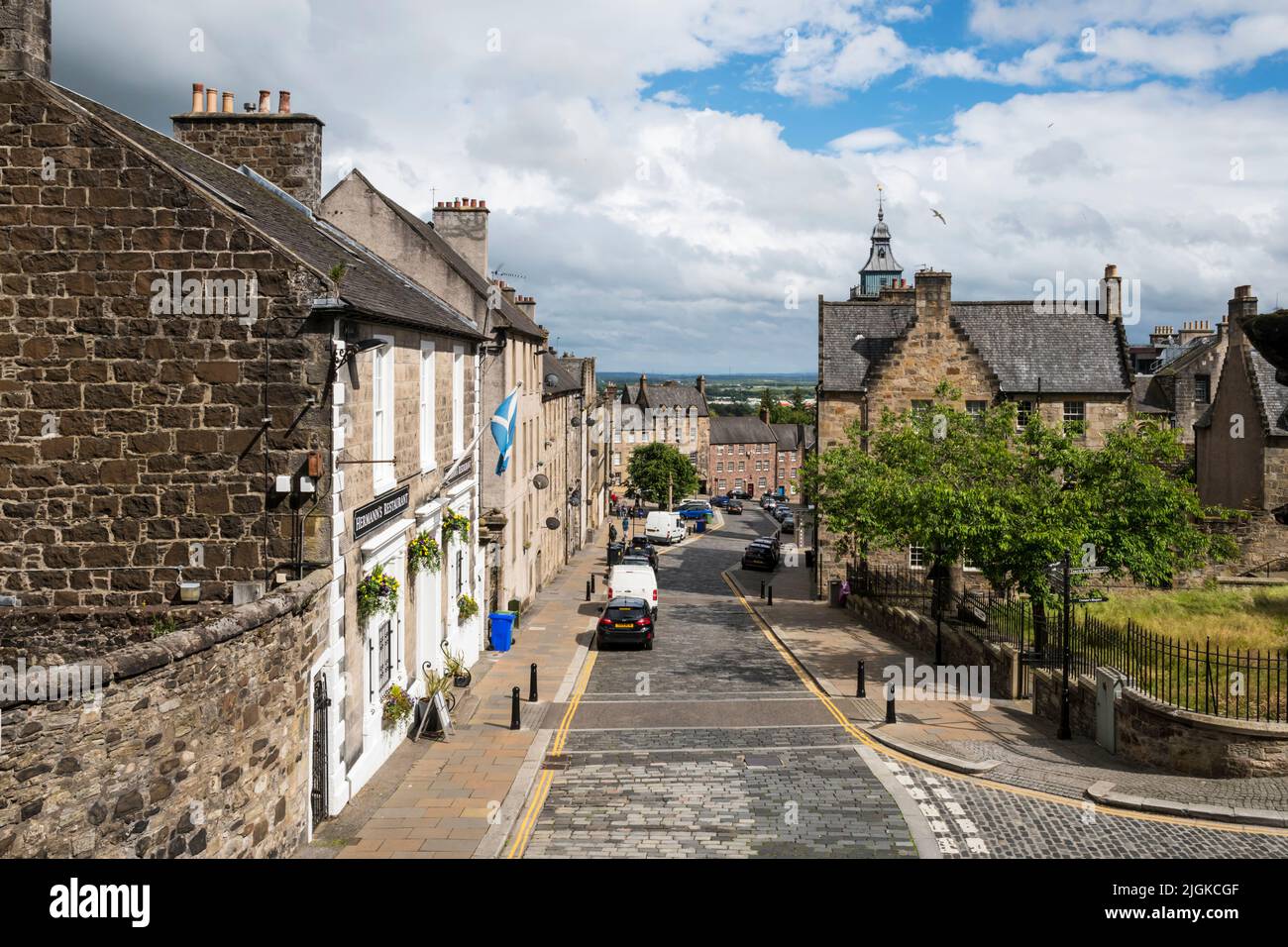 Broad Street in der Altstadt von Stirling, Schottland. Stockfoto