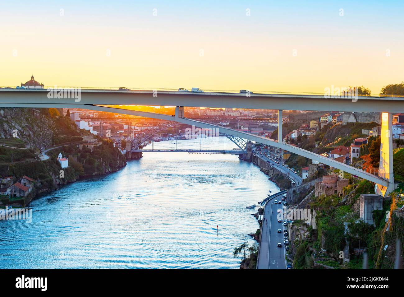 Ponte Infante Dom Henrique und Luis Brücke Blick über den Douro Fluss am Sussnet, Roead Verkehr, traditionelle Architektur. Porto, Portugal Stockfoto