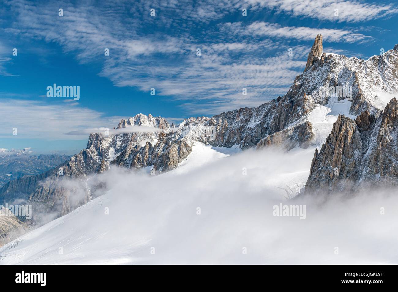 Der Geant-Gletscher im Massiv des Mont Blanc; im Hintergrund der Gipfel des Dent du Géant Stockfoto