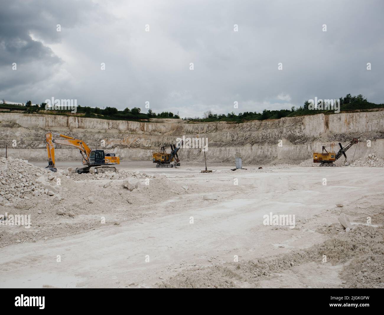 Kreidegrube mit arbeitenden Baggern Stockfoto