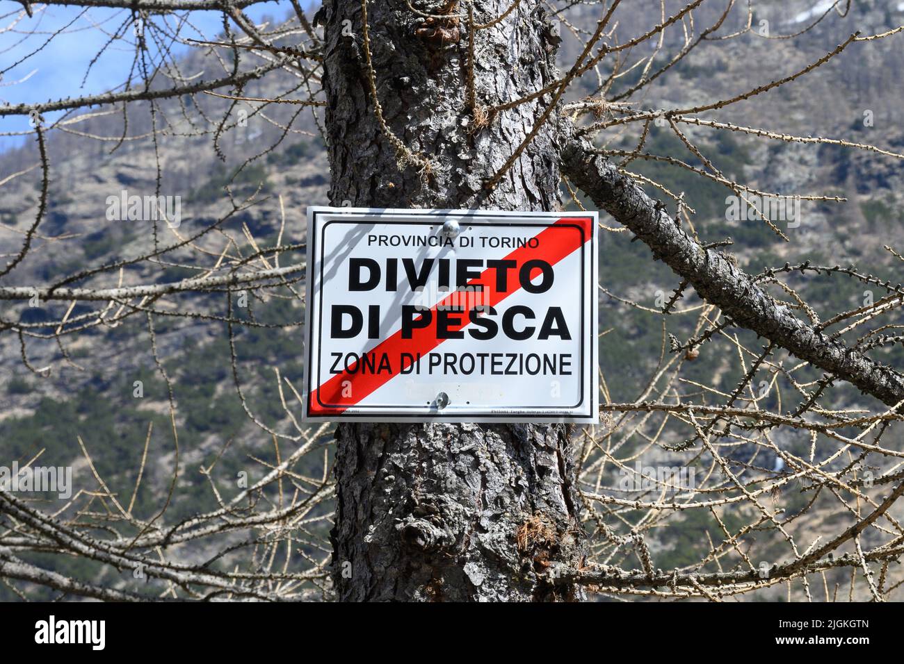Bobbio Pellice-März 2022-Italien Zeichen, das das Verbot der Fischerei. Stockfoto