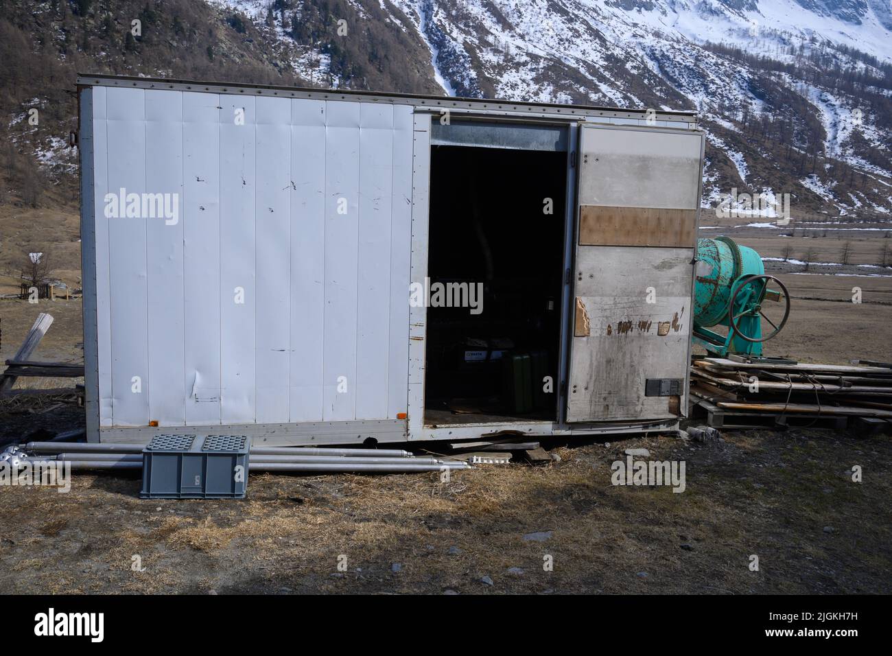 Generator und Betonmischer auf einer alpinen Baustelle Stockfoto