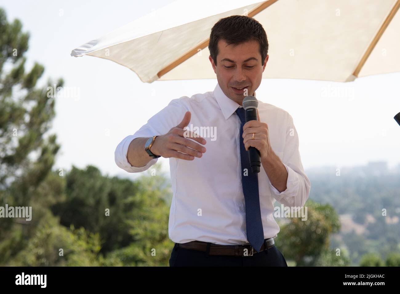 Der demokratische Präsidentschaftskandidat und derzeitige US-Verkehrsminister Pete Buttigieg spricht bei einer Veranstaltung in Kalifornien. Stockfoto