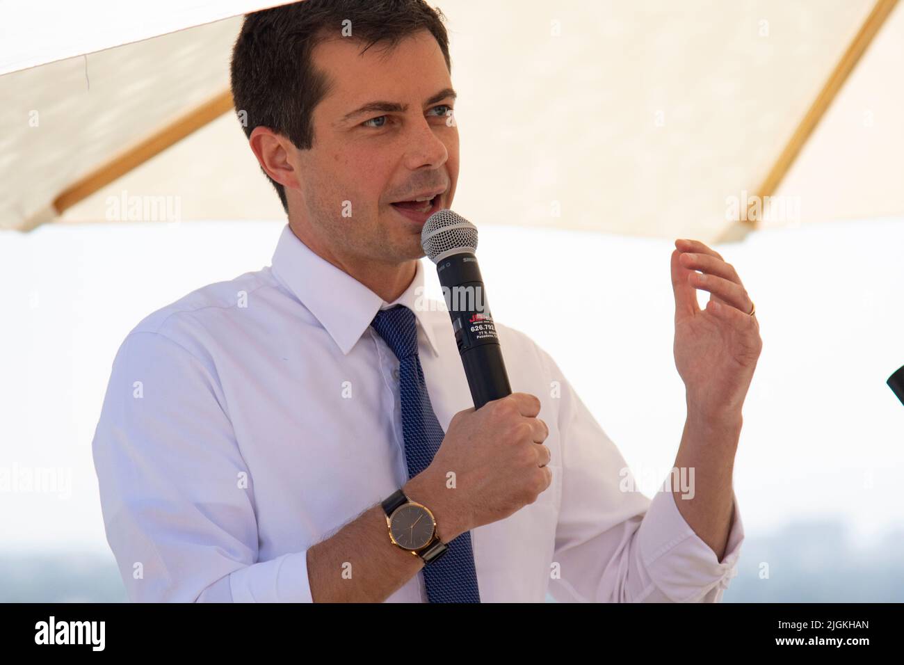 Der demokratische Präsidentschaftskandidat und derzeitige US-Verkehrsminister Pete Buttigieg spricht bei einer Veranstaltung in Kalifornien. Stockfoto