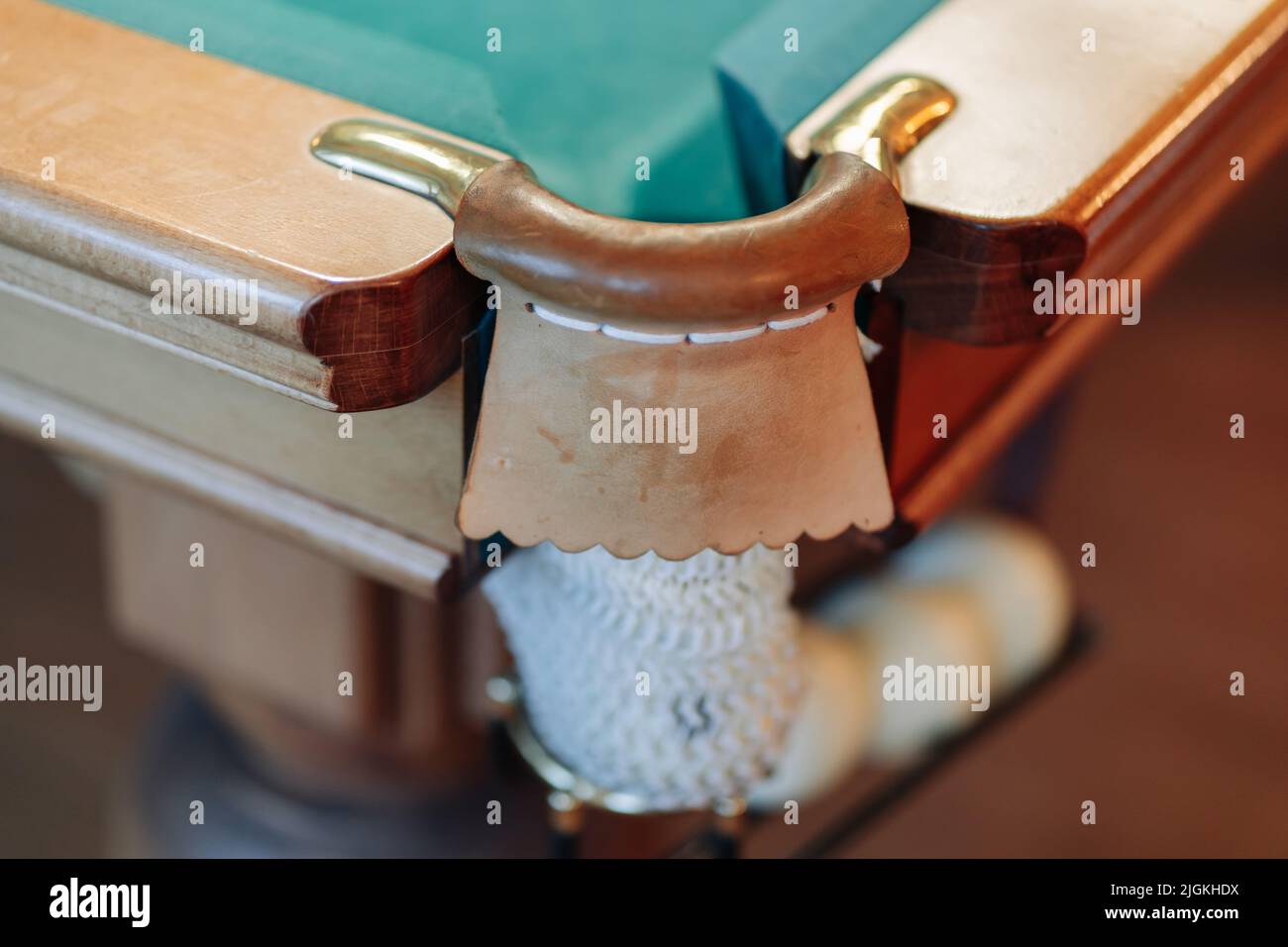 Billardtisch mit grüner Oberfläche und Kugeln im Billardclub. Billardtasche mit weißen Billardkugeln Stockfoto