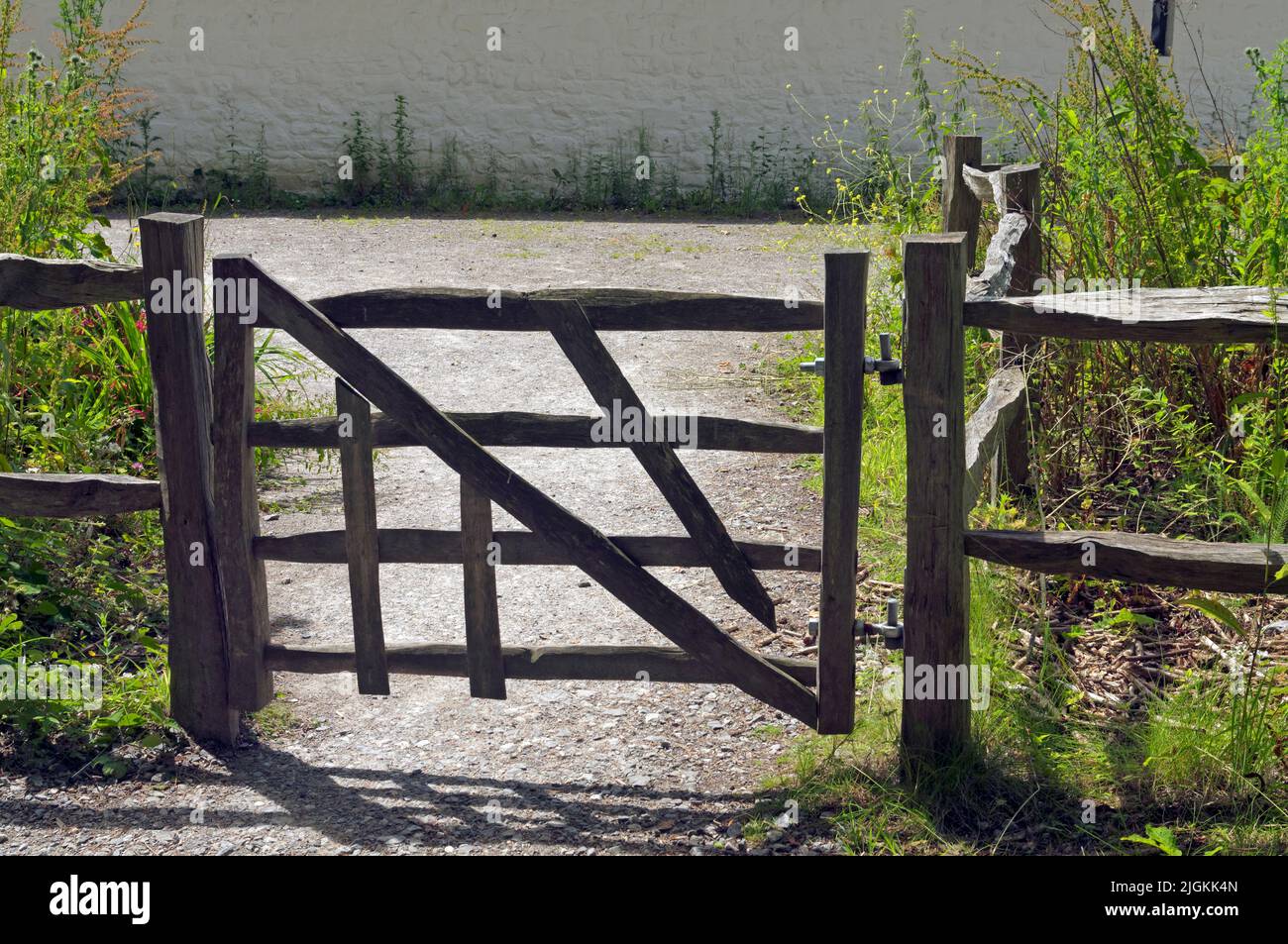 Rustikales Tor. Blick Auf St. Fagans. Juli 2022. Sommer Stockfoto