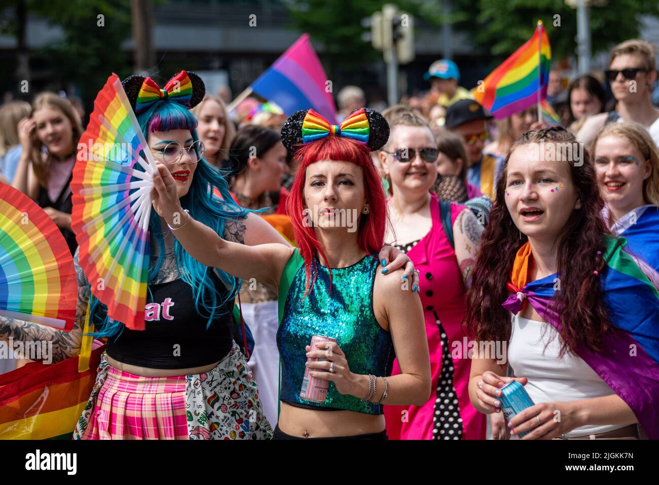 Junge Frauen mit Regenbogenfans bei der Helsinki Pride 2022 Parade in Helsinki, Finnland Stockfoto