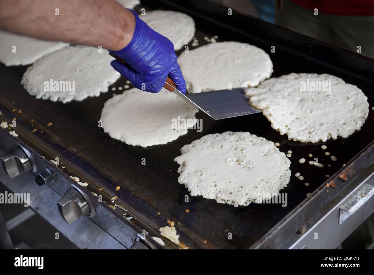 Freiwillige kochen Pfannkuchen bei der jährlichen Spendenveranstaltung des Rotary Club „Pancakes in the Park“ in Santa Fe, New Mexico. Stockfoto