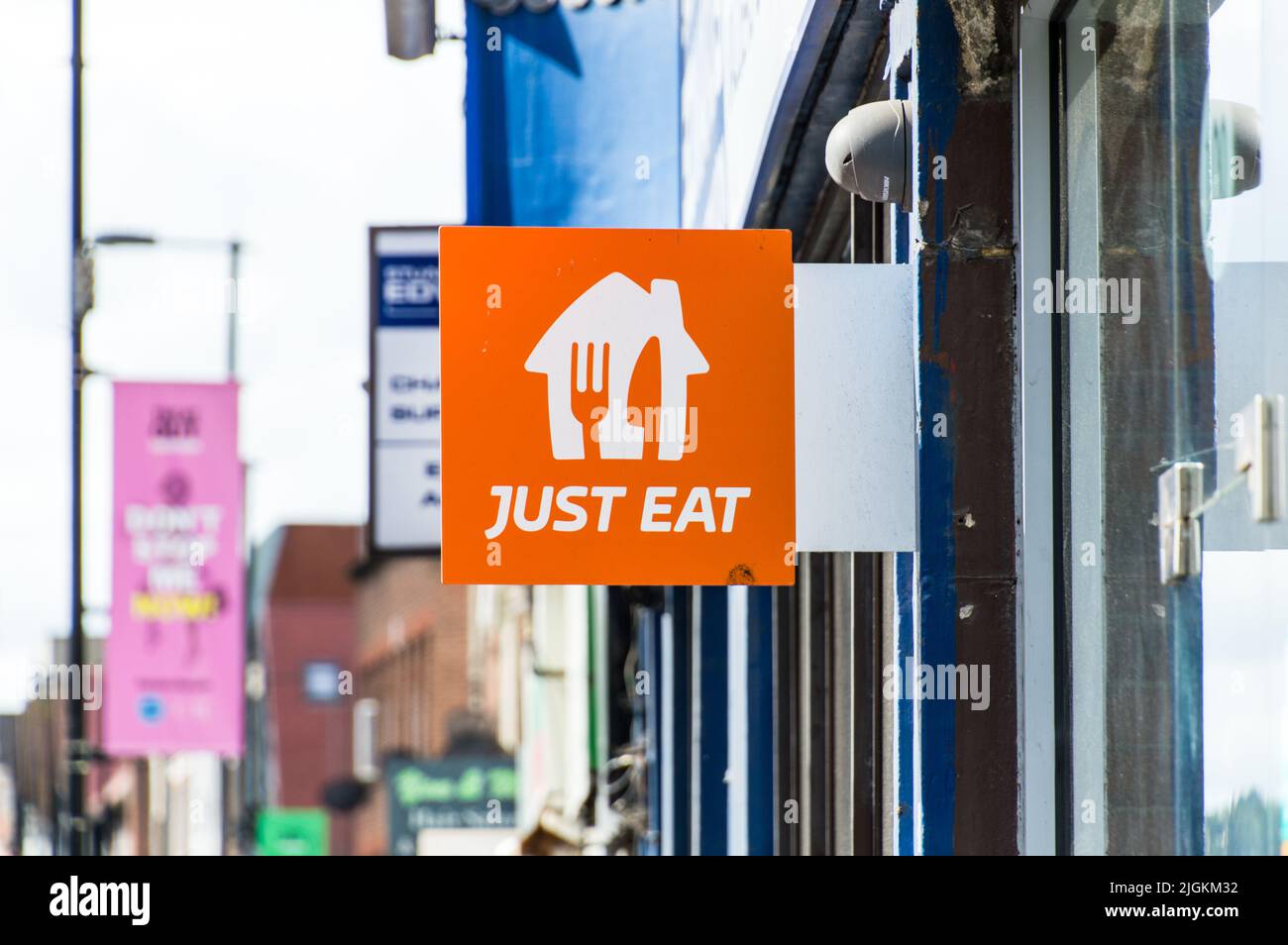 Essen Sie einfach das Logo des Lieferservice auf der Seite eines Take Away in der britischen Highstreet Stockfoto